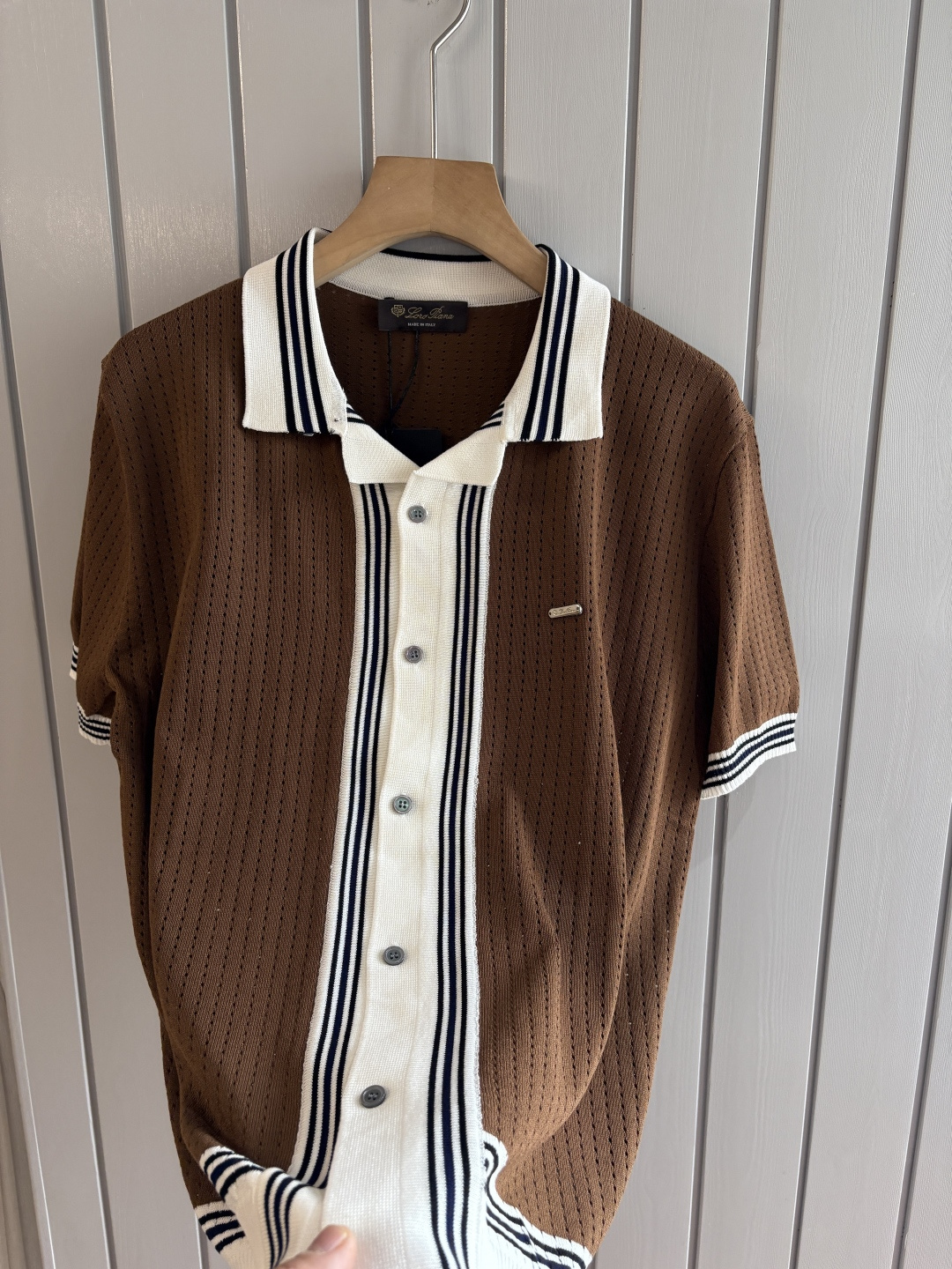 耗时王”菱形提花设计甄选超细优质纱线翻领短袖男士典藏款「耗时王」圆领奢雅工艺，触肤即高阶。• 匠心底蕴：