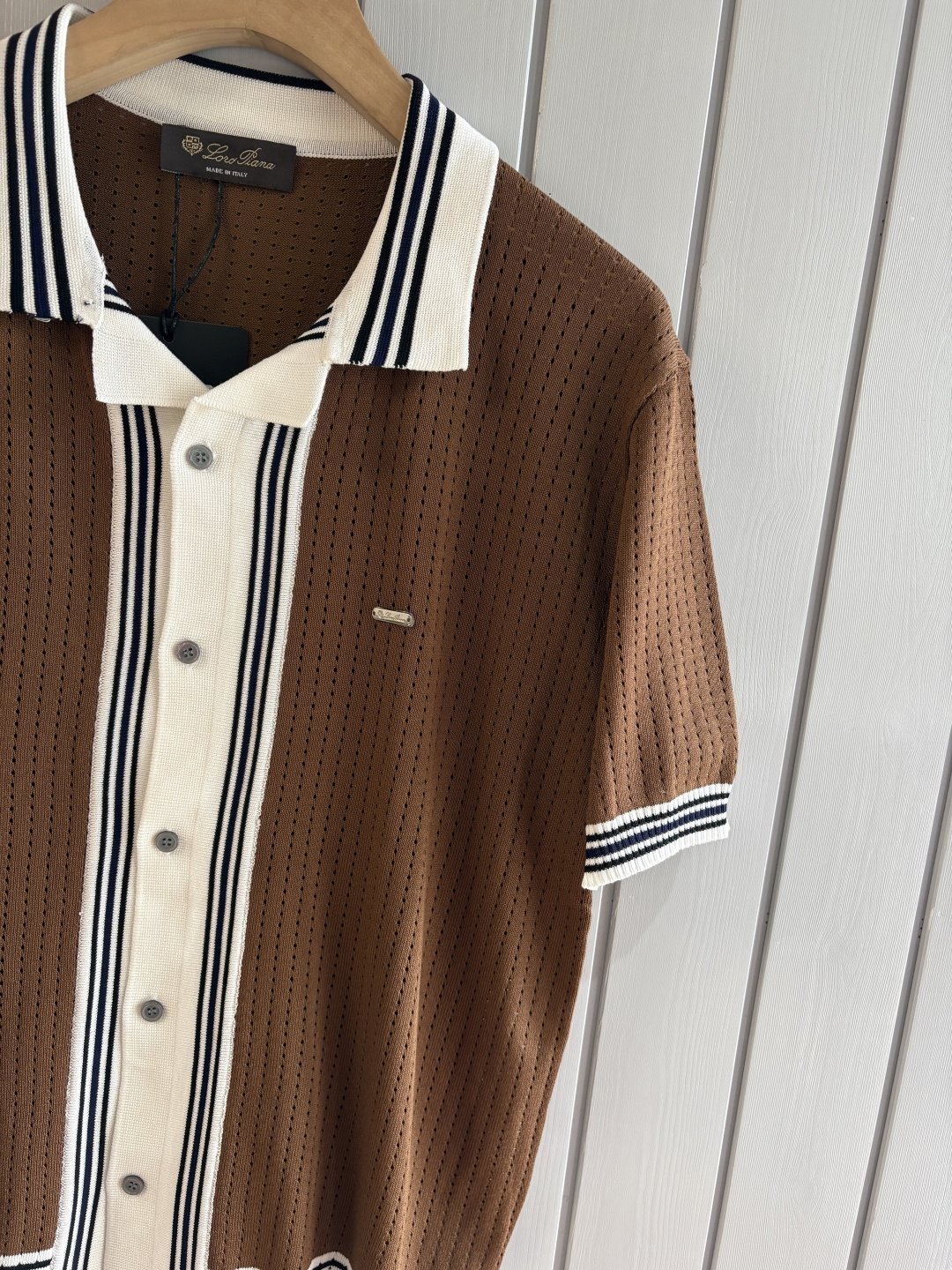 耗时王”菱形提花设计甄选超细优质纱线翻领短袖男士典藏款「耗时王」圆领奢雅工艺，触肤即高阶。• 匠心底蕴：