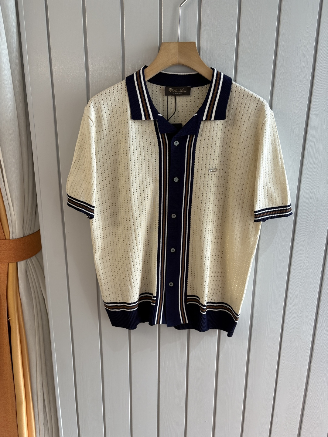 耗时王”菱形提花设计甄选超细优质纱线翻领短袖男士典藏款「耗时王」圆领奢雅工艺，触肤即高阶。• 匠心底蕴：