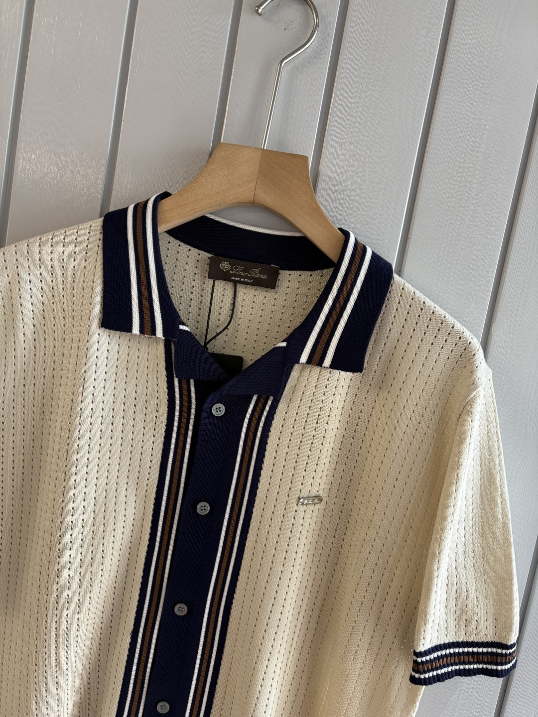 耗时王”菱形提花设计甄选超细优质纱线翻领短袖男士典藏款「耗时王」圆领奢雅工艺，触肤即高阶。• 匠心底蕴：