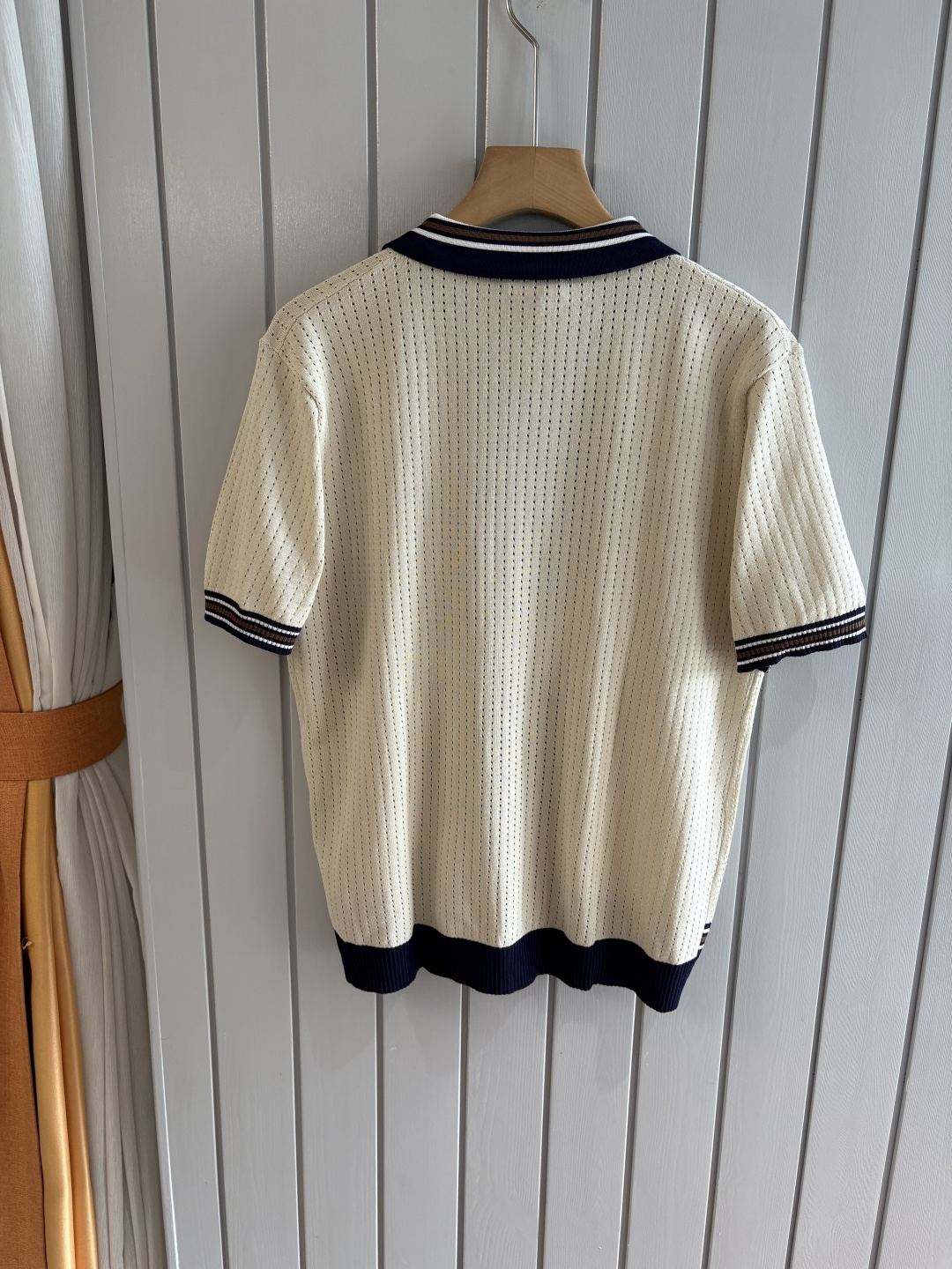 耗时王”菱形提花设计甄选超细优质纱线翻领短袖男士典藏款「耗时王」圆领奢雅工艺，触肤即高阶。• 匠心底蕴：