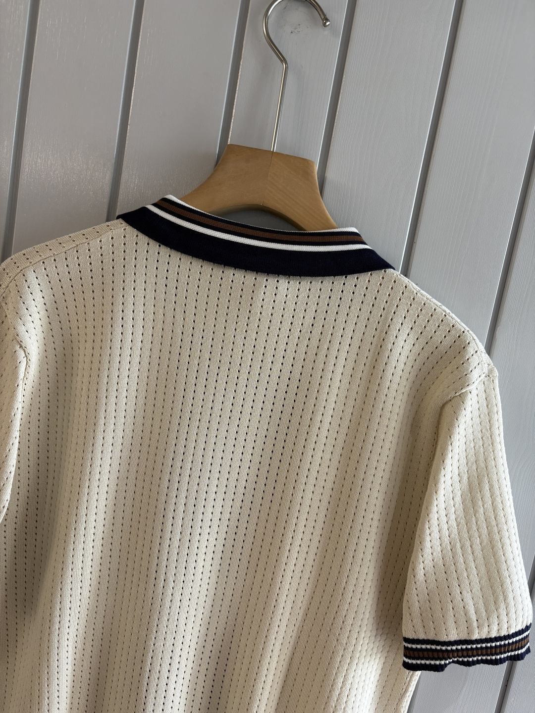 耗时王”菱形提花设计甄选超细优质纱线翻领短袖男士典藏款「耗时王」圆领奢雅工艺，触肤即高阶。• 匠心底蕴：