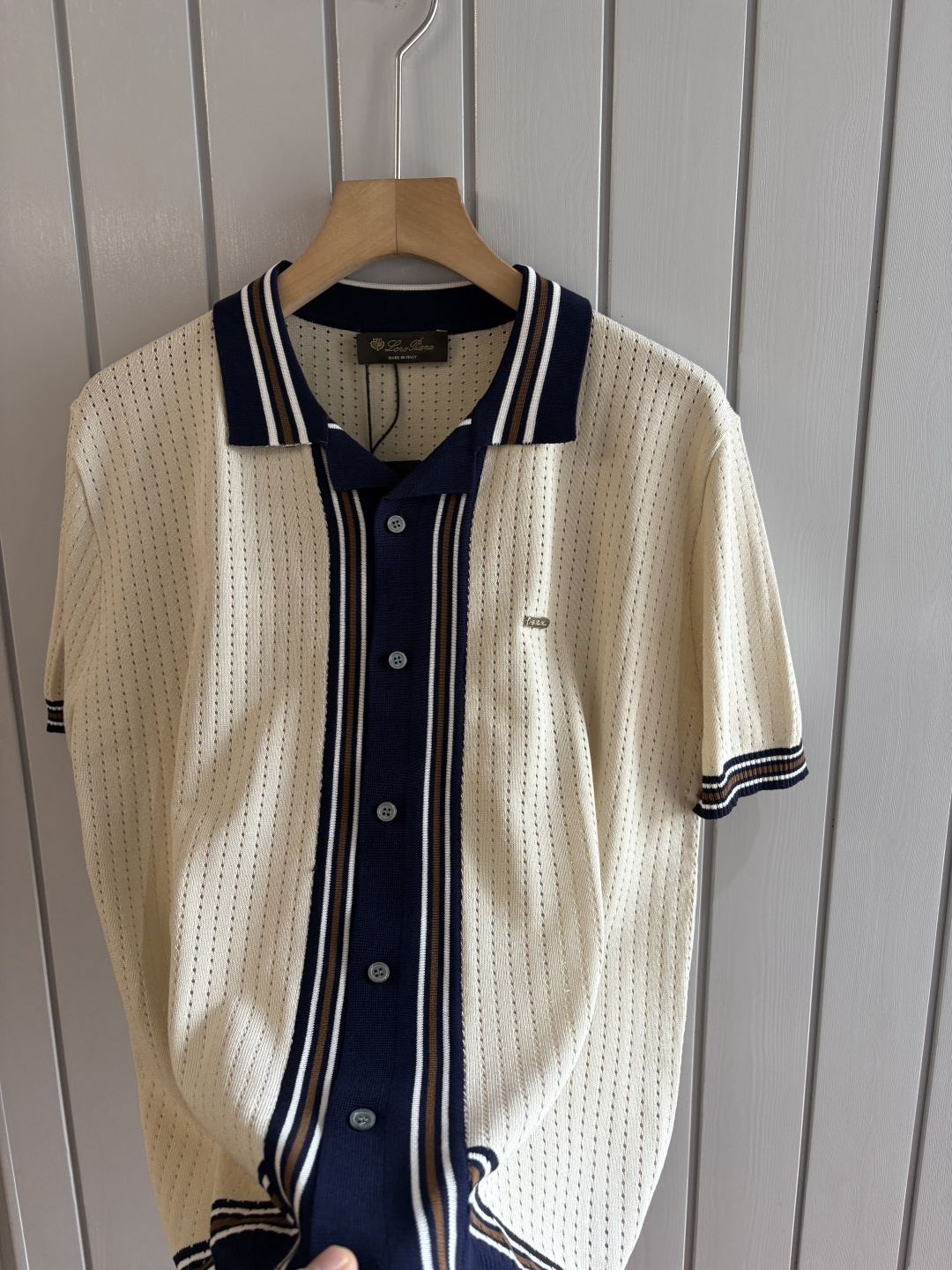 耗时王”菱形提花设计甄选超细优质纱线翻领短袖男士典藏款「耗时王」圆领奢雅工艺，触肤即高阶。• 匠心底蕴：