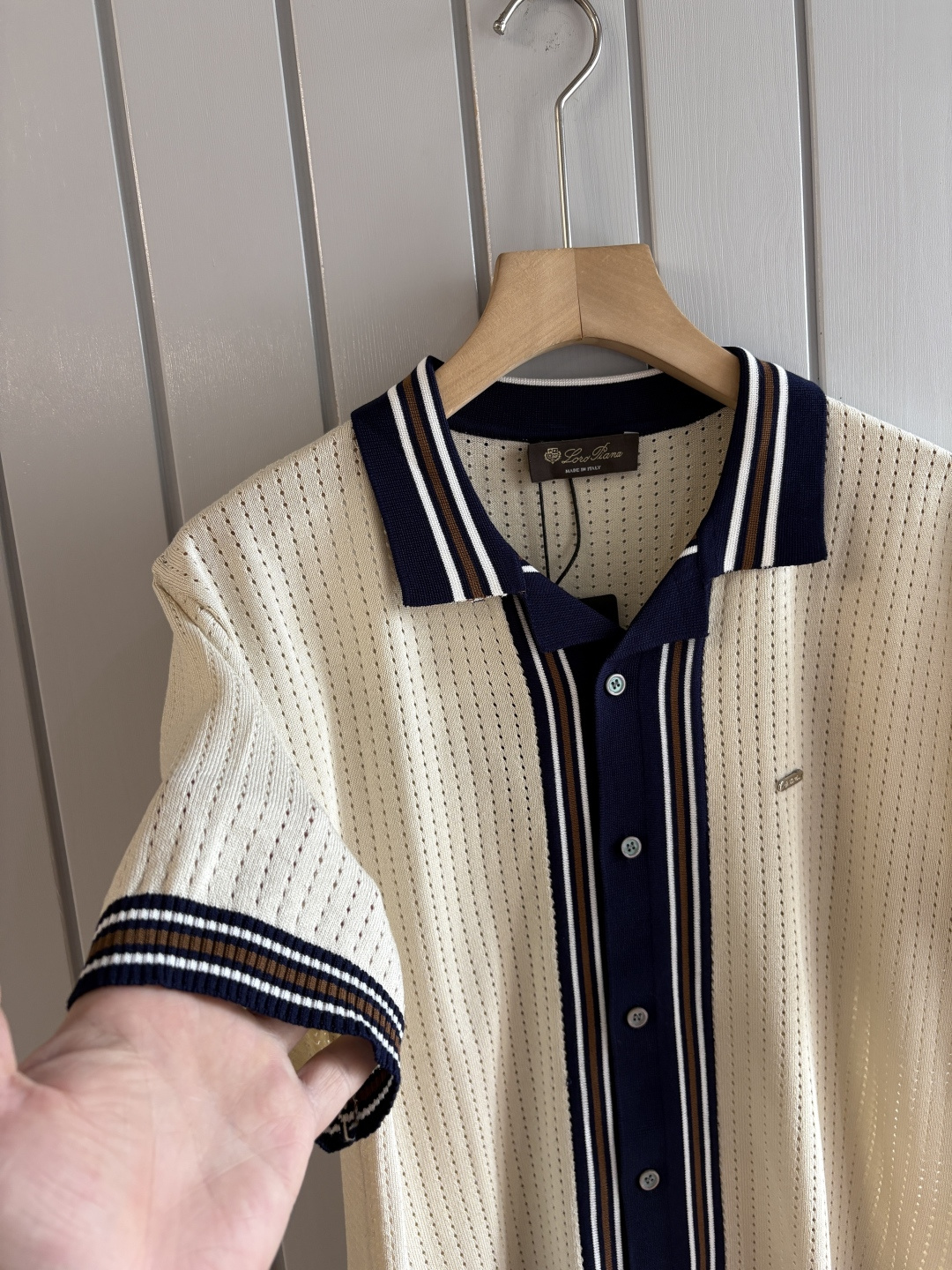 耗时王”菱形提花设计甄选超细优质纱线翻领短袖男士典藏款「耗时王」圆领奢雅工艺，触肤即高阶。• 匠心底蕴：