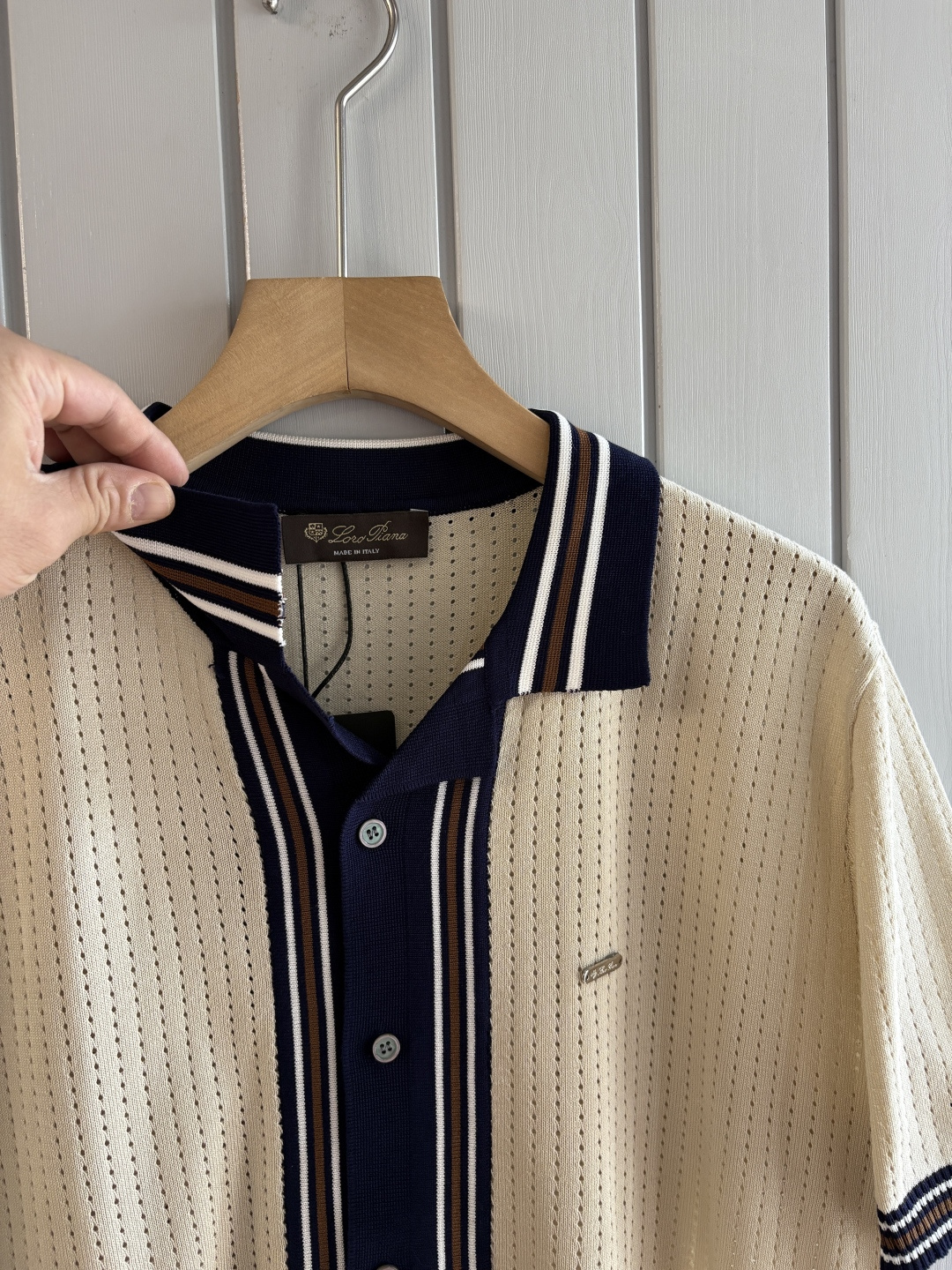 耗时王”菱形提花设计甄选超细优质纱线翻领短袖男士典藏款「耗时王」圆领奢雅工艺，触肤即高阶。• 匠心底蕴：