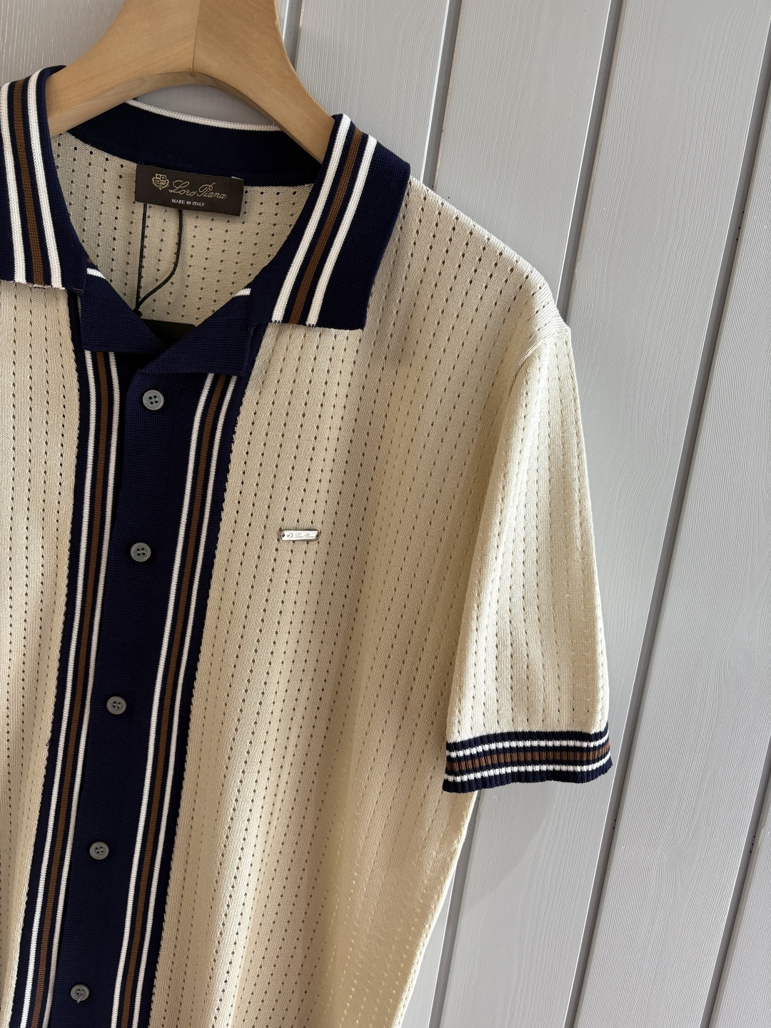 耗时王”菱形提花设计甄选超细优质纱线翻领短袖男士典藏款「耗时王」圆领奢雅工艺，触肤即高阶。• 匠心底蕴：