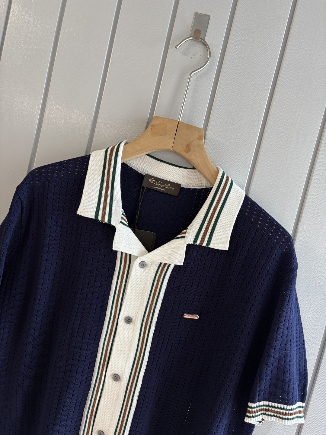 耗时王”菱形提花设计甄选超细优质纱线翻领短袖男士典藏款「耗时王」圆领奢雅工艺，触肤即高阶。• 匠心底蕴：