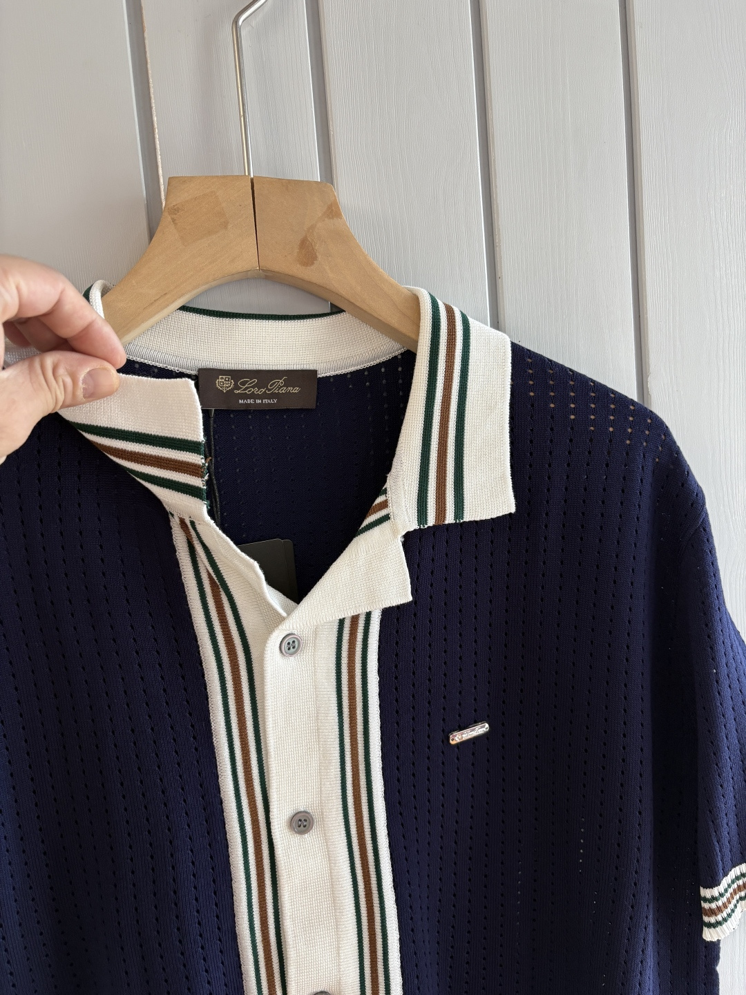 耗时王”菱形提花设计甄选超细优质纱线翻领短袖男士典藏款「耗时王」圆领奢雅工艺，触肤即高阶。• 匠心底蕴：