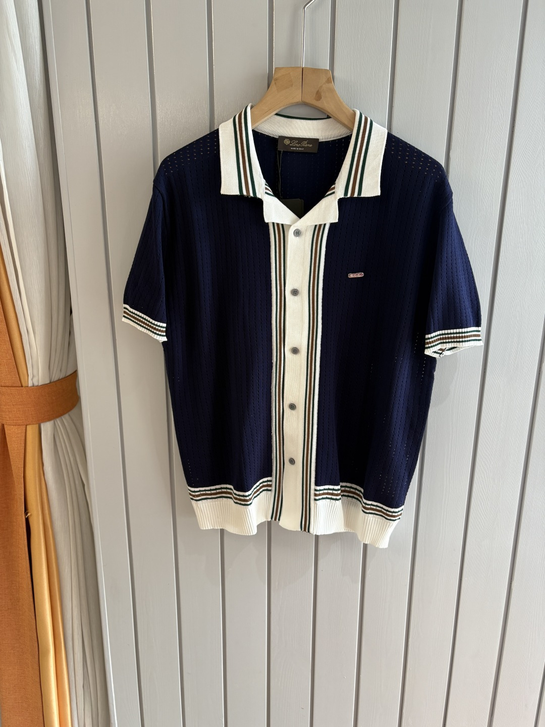 耗时王”菱形提花设计甄选超细优质纱线翻领短袖男士典藏款「耗时王」圆领奢雅工艺，触肤即高阶。• 匠心底蕴：