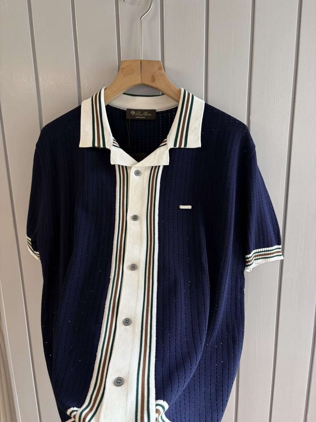 耗时王”菱形提花设计甄选超细优质纱线翻领短袖男士典藏款「耗时王」圆领奢雅工艺，触肤即高阶。• 匠心底蕴：