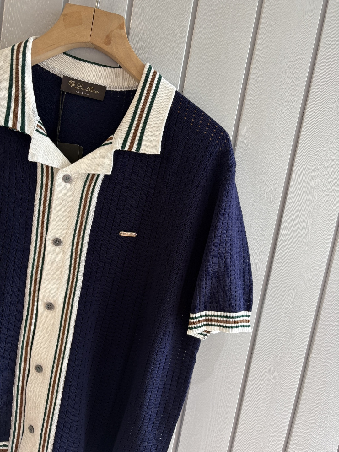 耗时王”菱形提花设计甄选超细优质纱线翻领短袖男士典藏款「耗时王」圆领奢雅工艺，触肤即高阶。• 匠心底蕴：