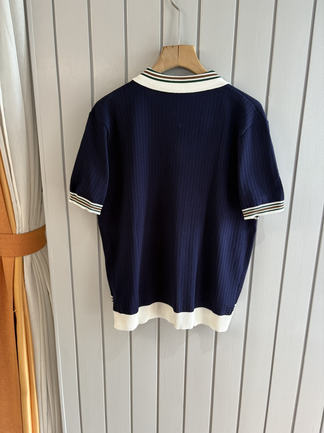 耗时王”菱形提花设计甄选超细优质纱线翻领短袖男士典藏款「耗时王」圆领奢雅工艺，触肤即高阶。• 匠心底蕴：