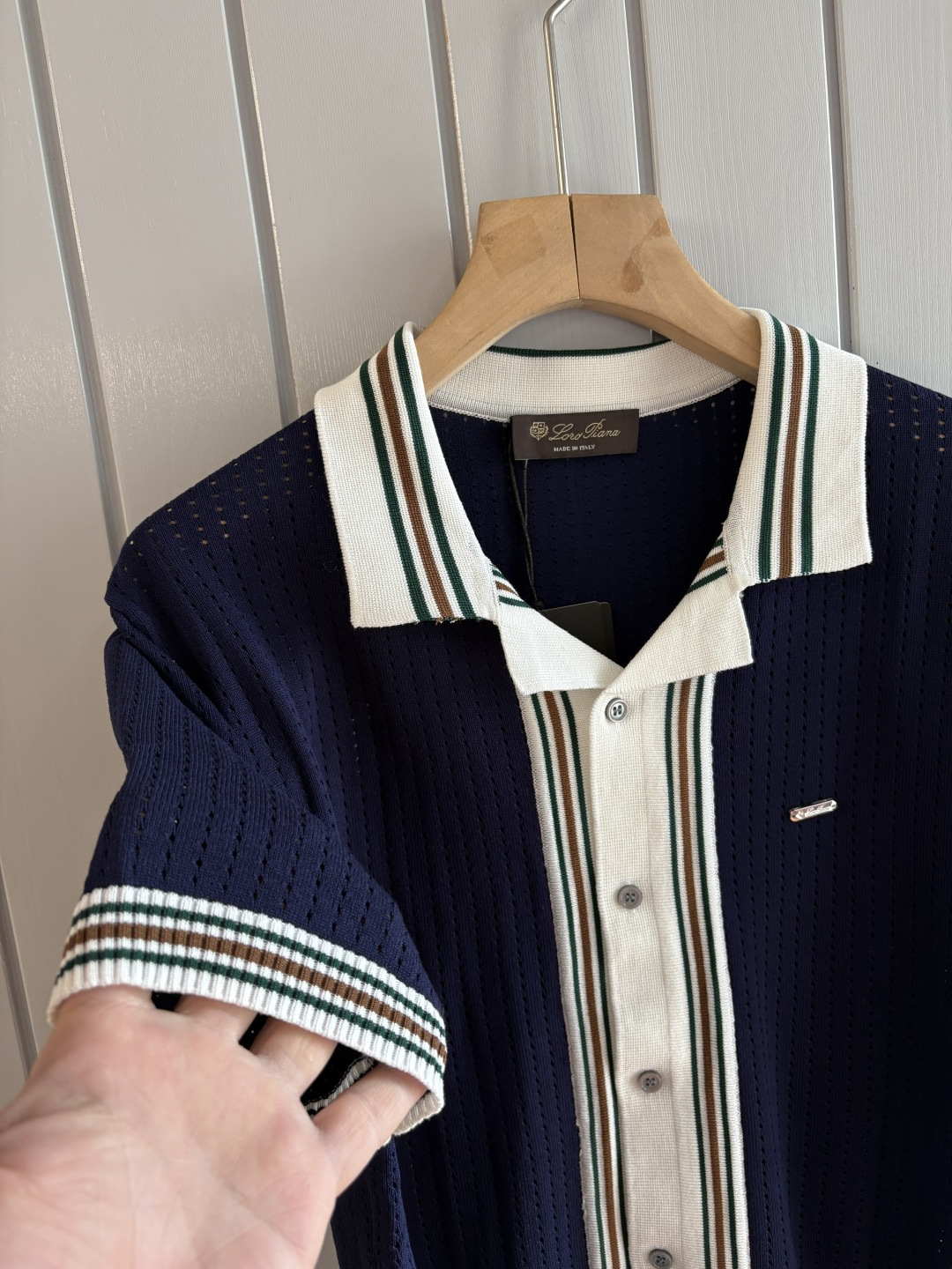 耗时王”菱形提花设计甄选超细优质纱线翻领短袖男士典藏款「耗时王」圆领奢雅工艺，触肤即高阶。• 匠心底蕴：