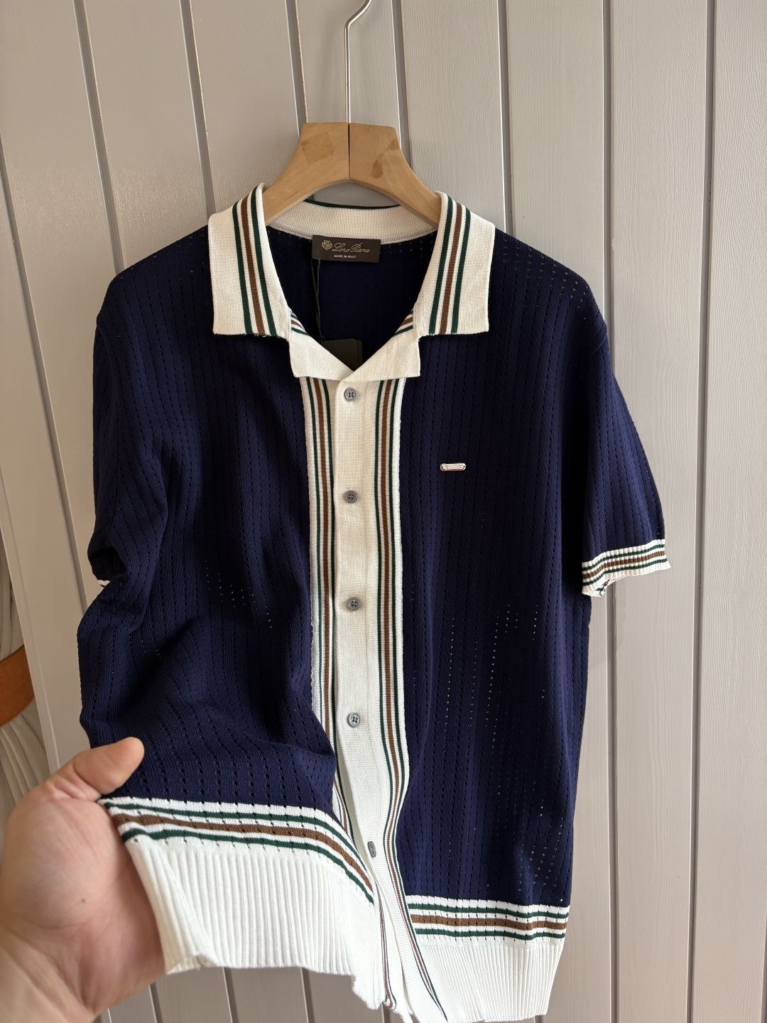 耗时王”菱形提花设计甄选超细优质纱线翻领短袖男士典藏款「耗时王」圆领奢雅工艺，触肤即高阶。• 匠心底蕴：