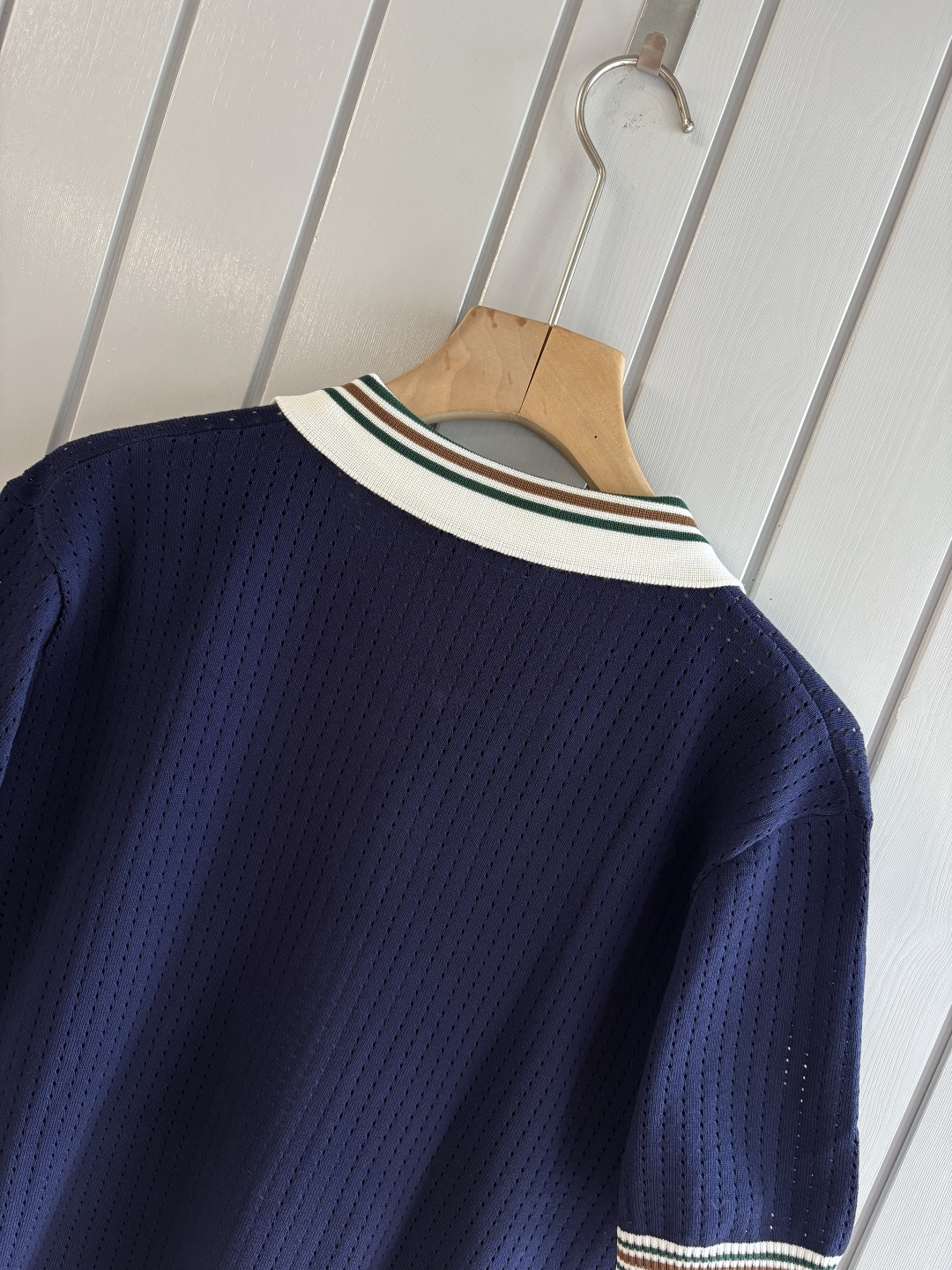 耗时王”菱形提花设计甄选超细优质纱线翻领短袖男士典藏款「耗时王」圆领奢雅工艺，触肤即高阶。• 匠心底蕴：