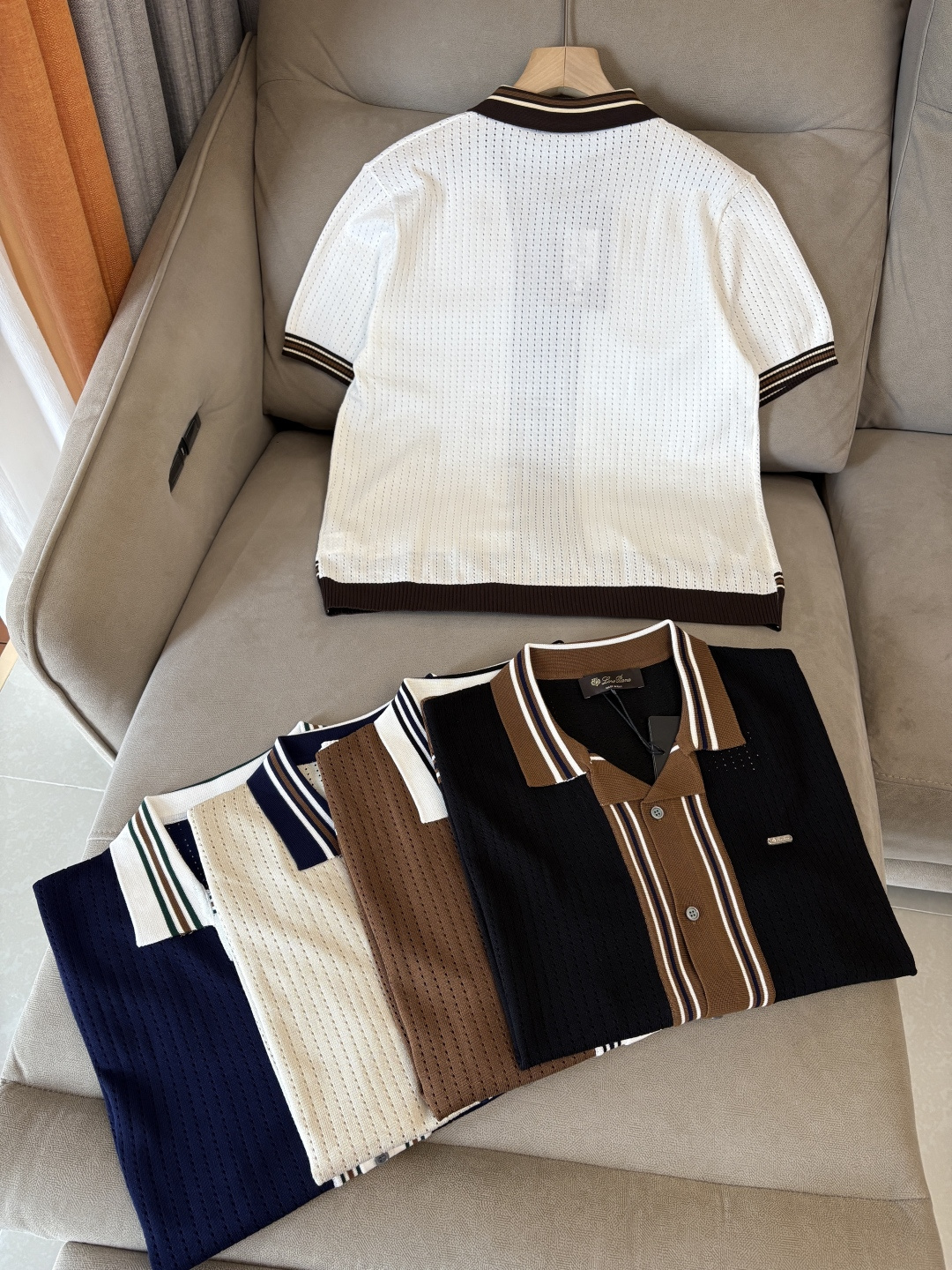 耗时王”菱形提花设计甄选超细优质纱线翻领短袖男士典藏款「耗时王」圆领奢雅工艺，触肤即高阶。• 匠心底蕴：