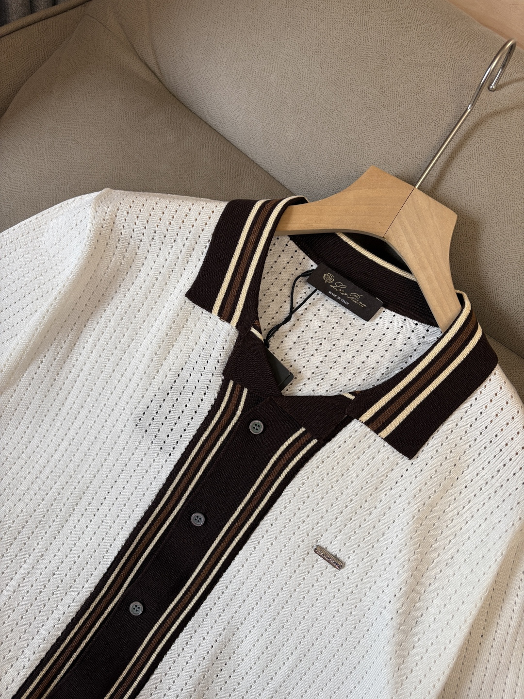 耗时王”菱形提花设计甄选超细优质纱线翻领短袖男士典藏款「耗时王」圆领奢雅工艺，触肤即高阶。• 匠心底蕴：