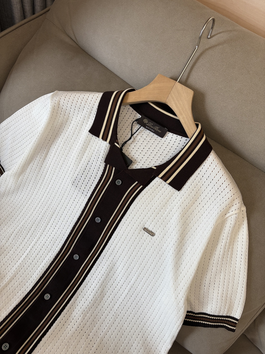 耗时王”菱形提花设计甄选超细优质纱线翻领短袖男士典藏款「耗时王」圆领奢雅工艺，触肤即高阶。• 匠心底蕴：