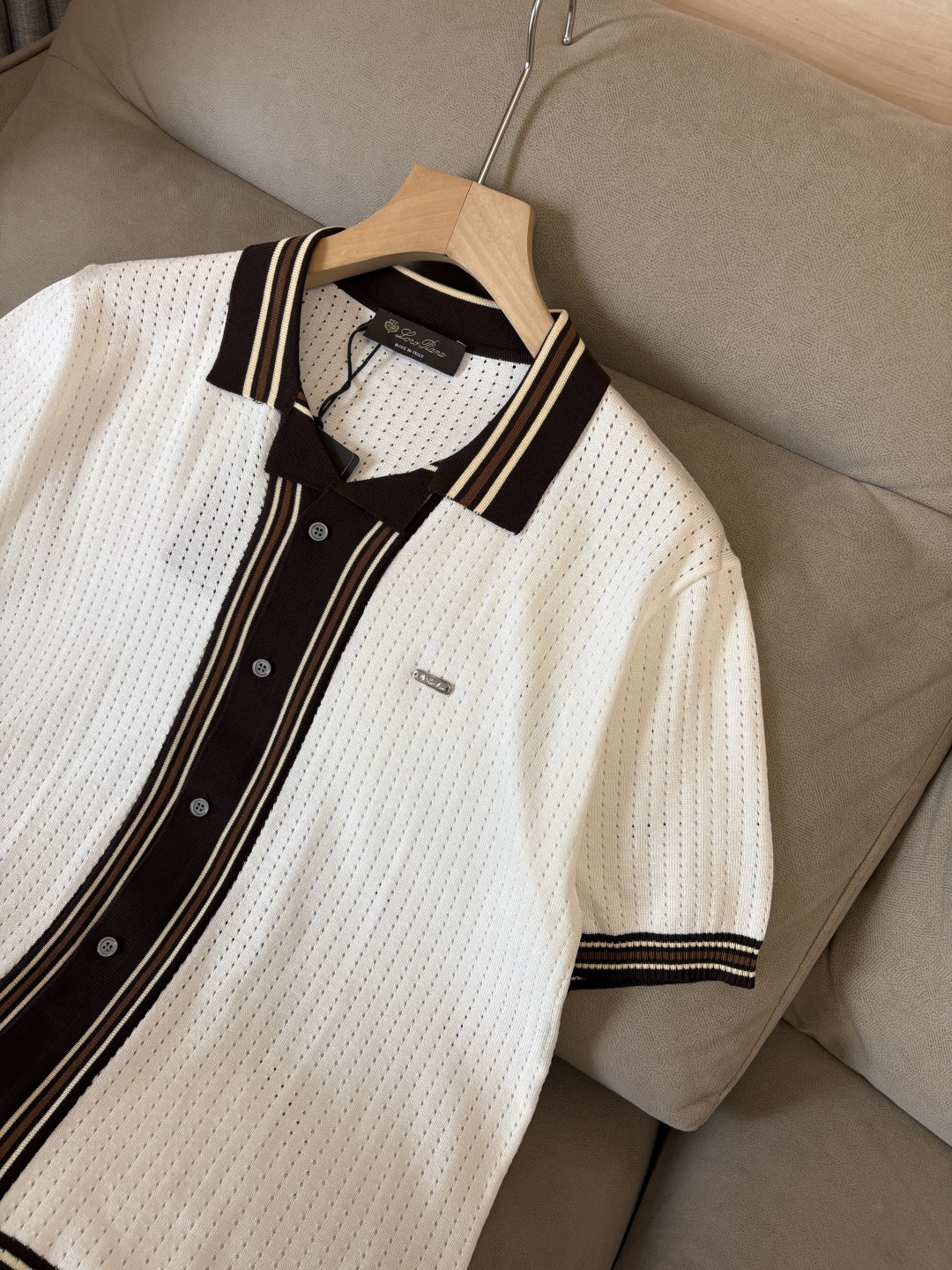 耗时王”菱形提花设计甄选超细优质纱线翻领短袖男士典藏款「耗时王」圆领奢雅工艺，触肤即高阶。• 匠心底蕴：