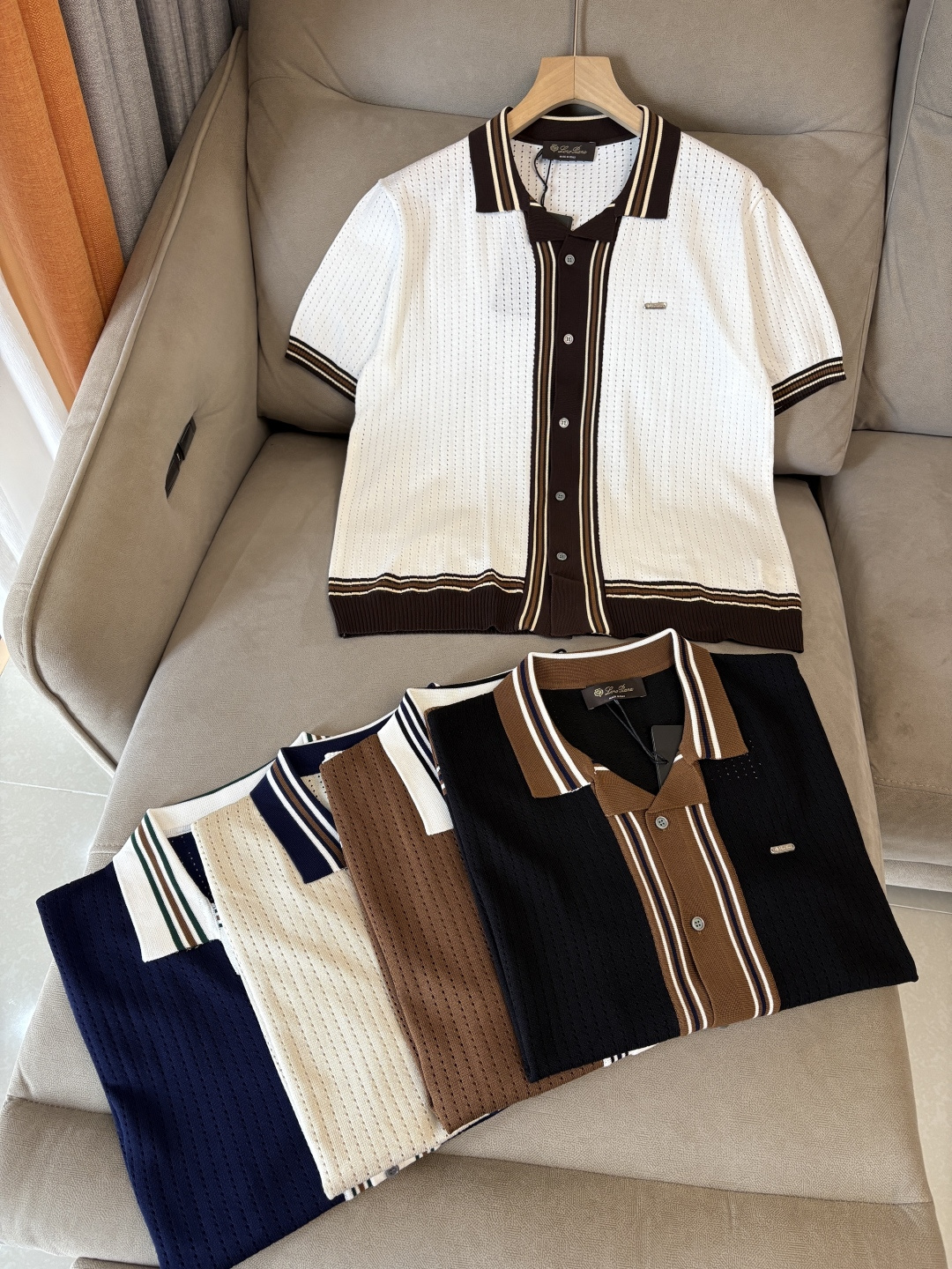 耗时王”菱形提花设计甄选超细优质纱线翻领短袖男士典藏款「耗时王」圆领奢雅工艺，触肤即高阶。• 匠心底蕴：