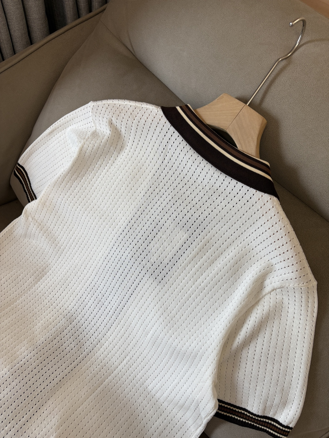 耗时王”菱形提花设计甄选超细优质纱线翻领短袖男士典藏款「耗时王」圆领奢雅工艺，触肤即高阶。• 匠心底蕴：