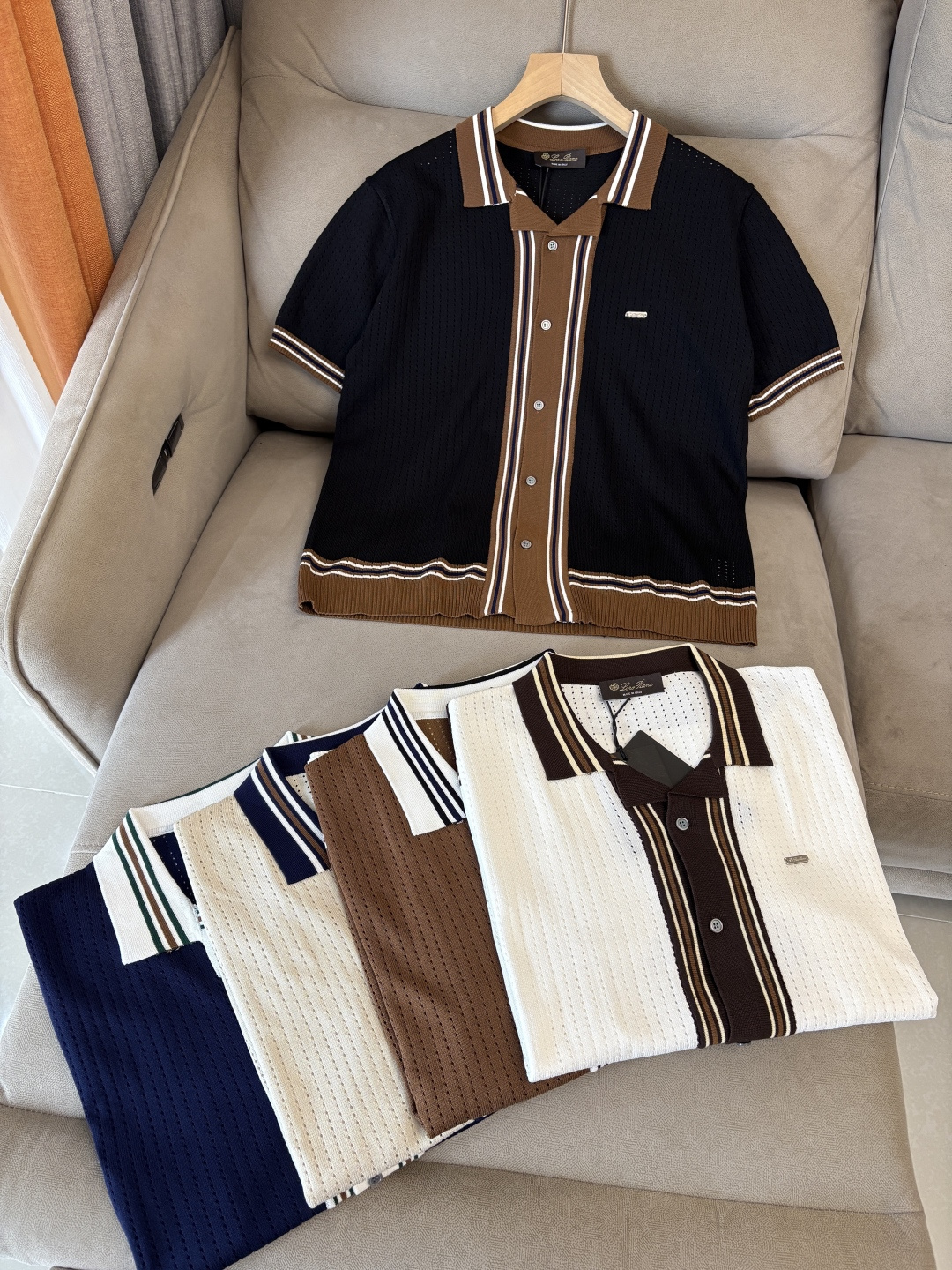 耗时王”菱形提花设计甄选超细优质纱线翻领短袖男士典藏款「耗时王」圆领奢雅工艺，触肤即高阶。• 匠心底蕴：