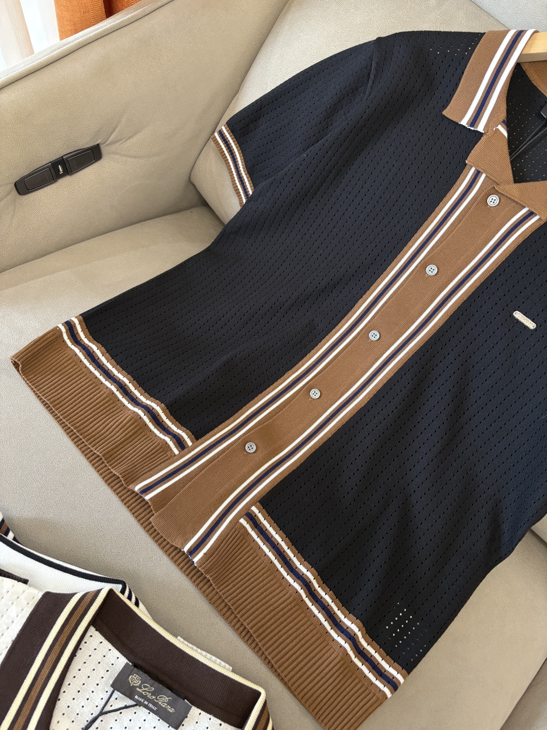 耗时王”菱形提花设计甄选超细优质纱线翻领短袖男士典藏款「耗时王」圆领奢雅工艺，触肤即高阶。• 匠心底蕴：