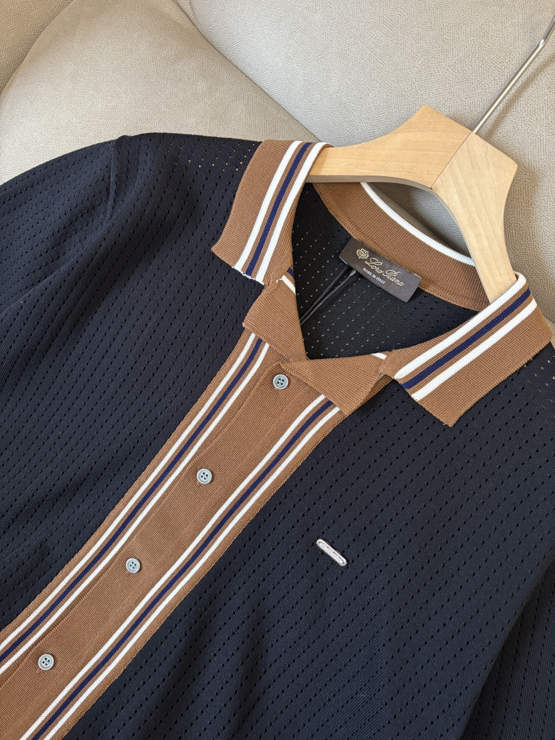 耗时王”菱形提花设计甄选超细优质纱线翻领短袖男士典藏款「耗时王」圆领奢雅工艺，触肤即高阶。• 匠心底蕴：