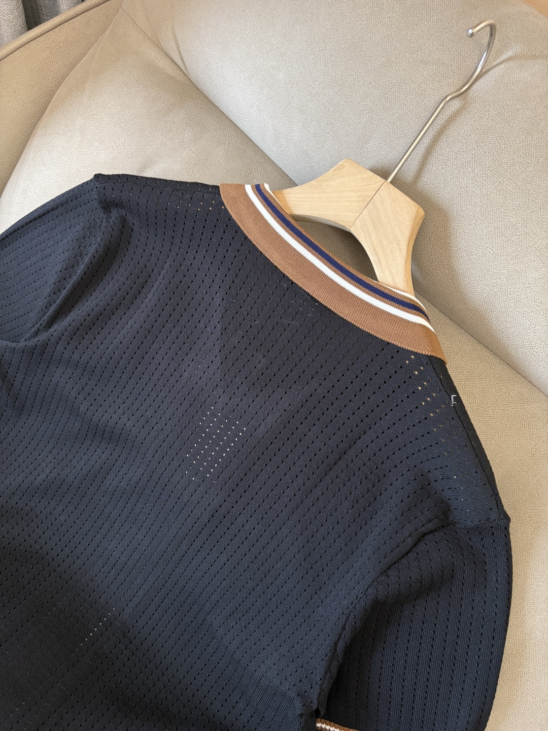 耗时王”菱形提花设计甄选超细优质纱线翻领短袖男士典藏款「耗时王」圆领奢雅工艺，触肤即高阶。• 匠心底蕴：