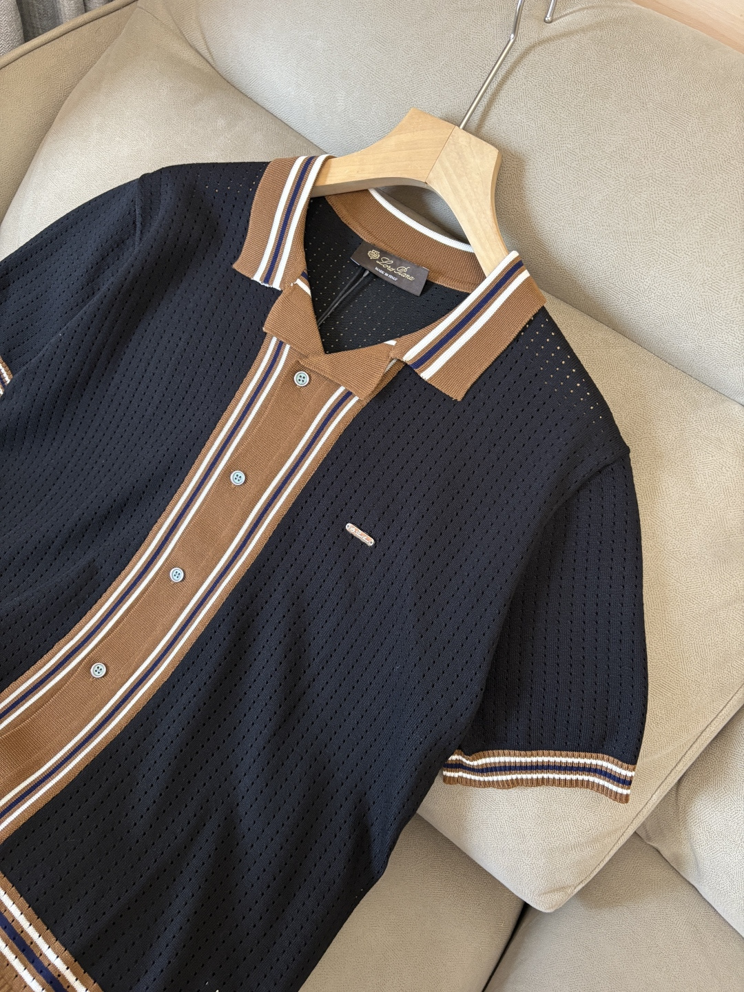 耗时王”菱形提花设计甄选超细优质纱线翻领短袖男士典藏款「耗时王」圆领奢雅工艺，触肤即高阶。• 匠心底蕴：