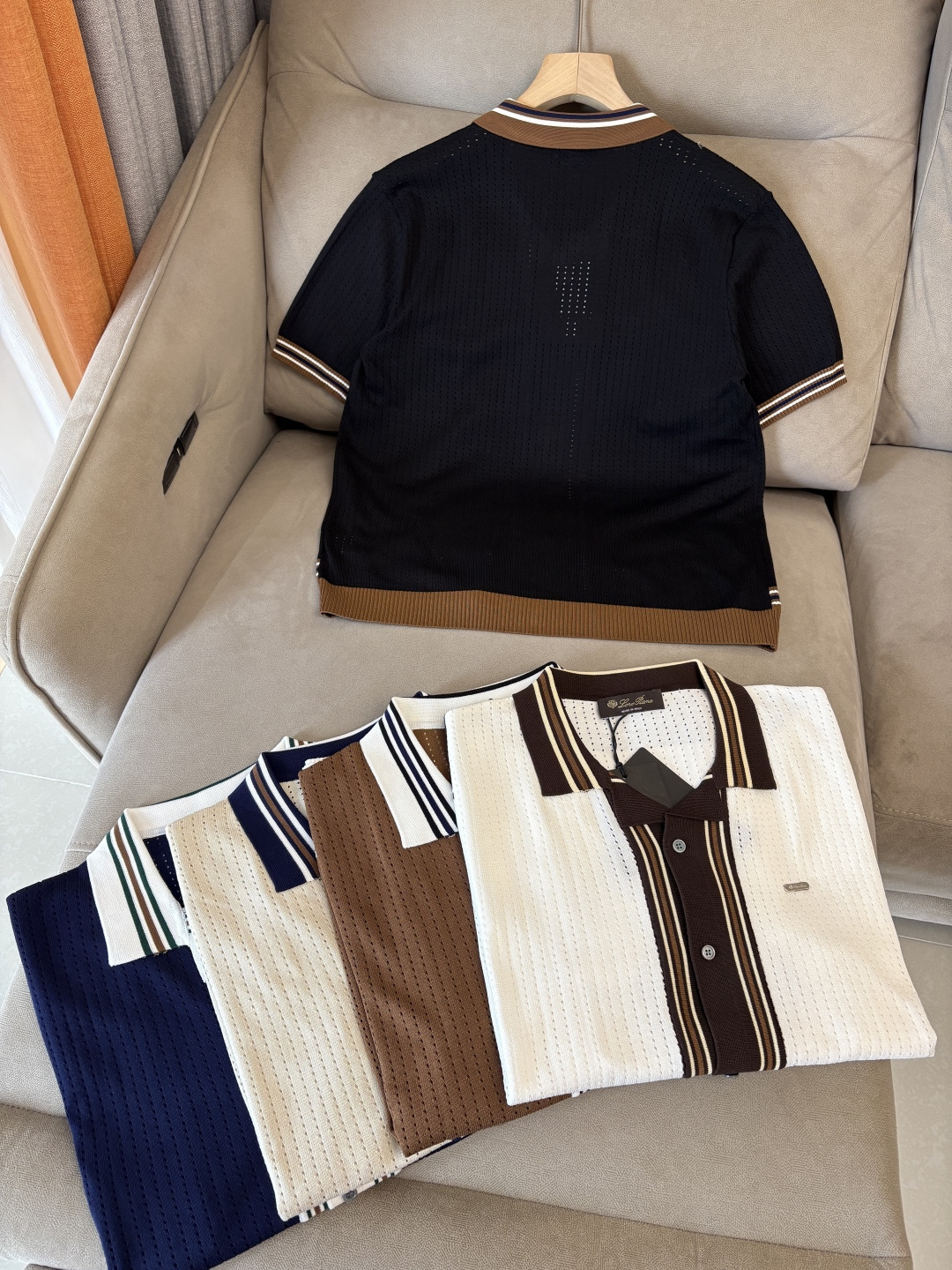 耗时王”菱形提花设计甄选超细优质纱线翻领短袖男士典藏款「耗时王」圆领奢雅工艺，触肤即高阶。• 匠心底蕴：