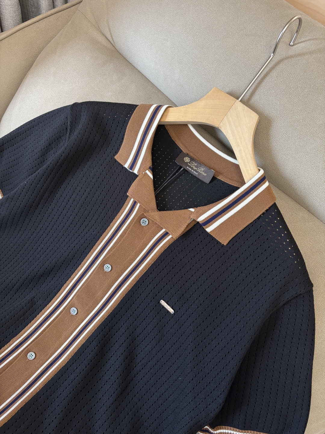 耗时王”菱形提花设计甄选超细优质纱线翻领短袖男士典藏款「耗时王」圆领奢雅工艺，触肤即高阶。• 匠心底蕴：