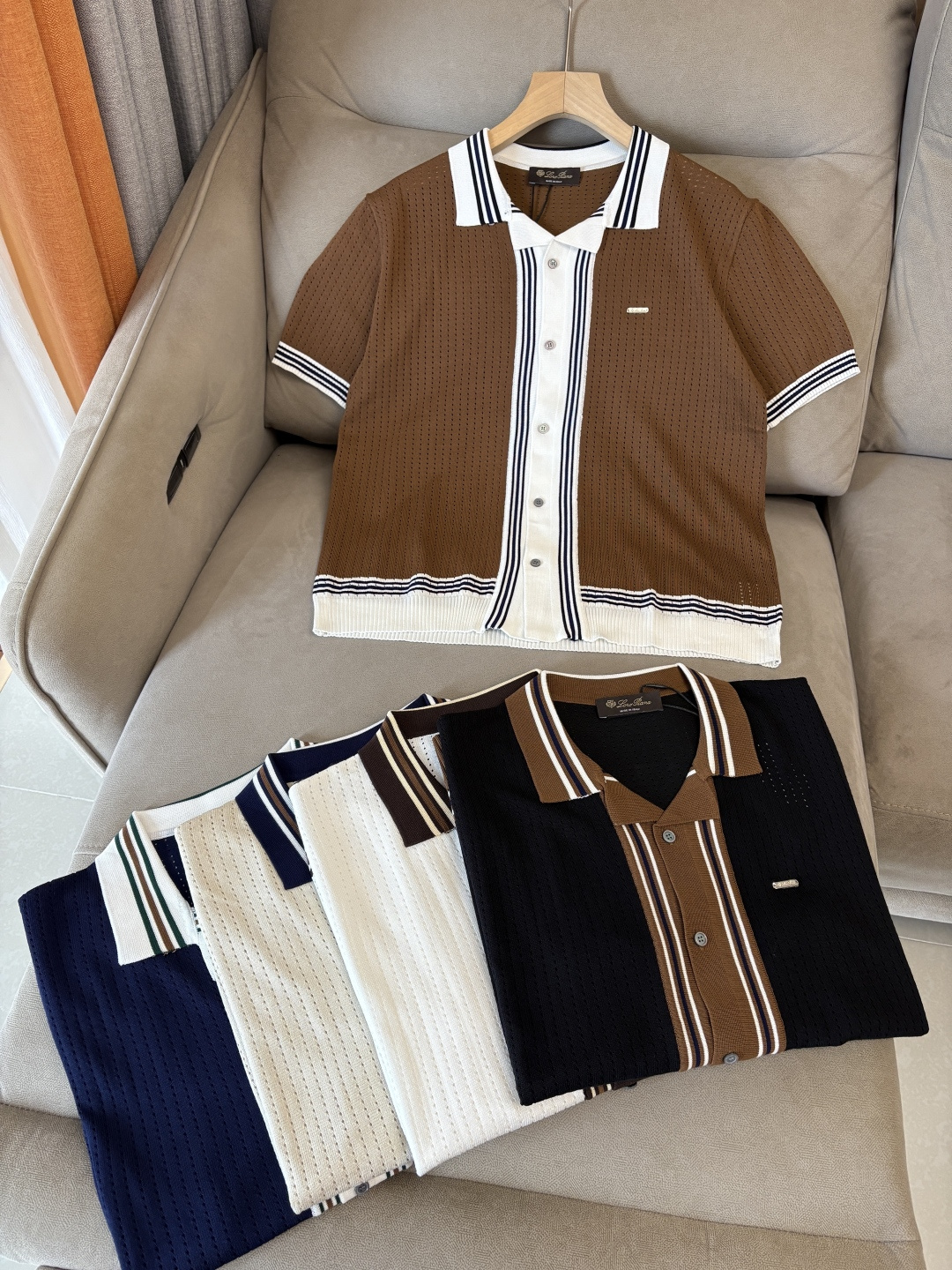 耗时王”菱形提花设计甄选超细优质纱线翻领短袖男士典藏款「耗时王」圆领奢雅工艺，触肤即高阶。• 匠心底蕴：