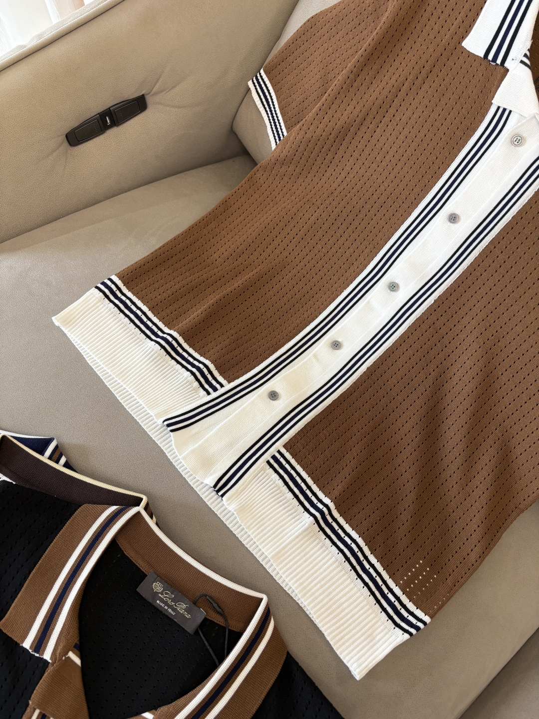 耗时王”菱形提花设计甄选超细优质纱线翻领短袖男士典藏款「耗时王」圆领奢雅工艺，触肤即高阶。• 匠心底蕴：