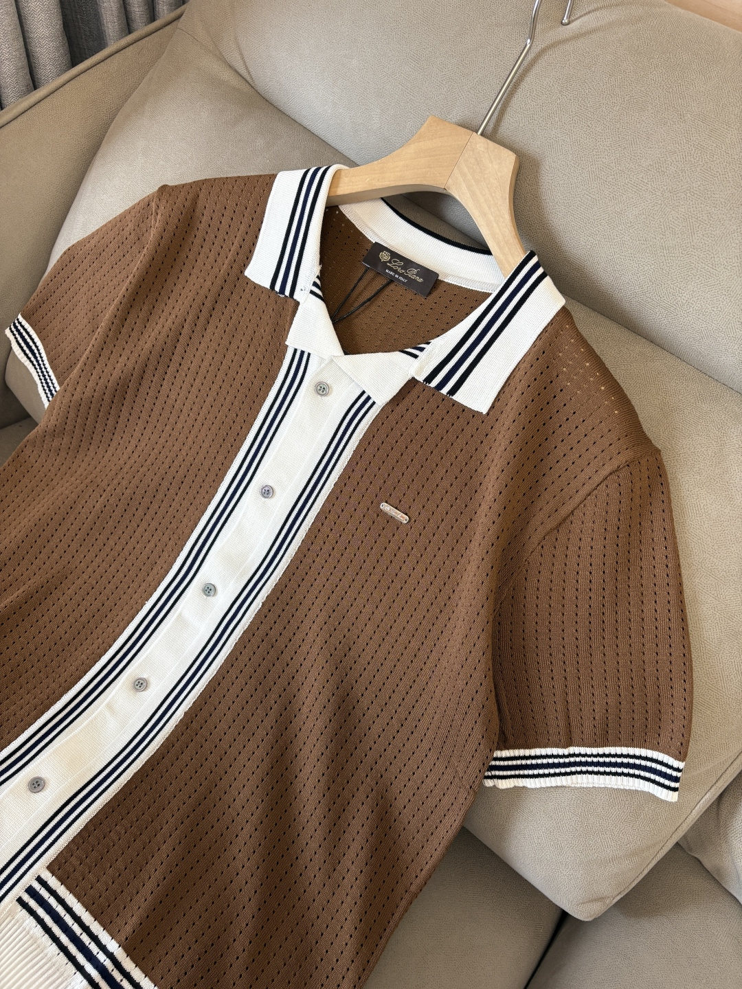 耗时王”菱形提花设计甄选超细优质纱线翻领短袖男士典藏款「耗时王」圆领奢雅工艺，触肤即高阶。• 匠心底蕴：