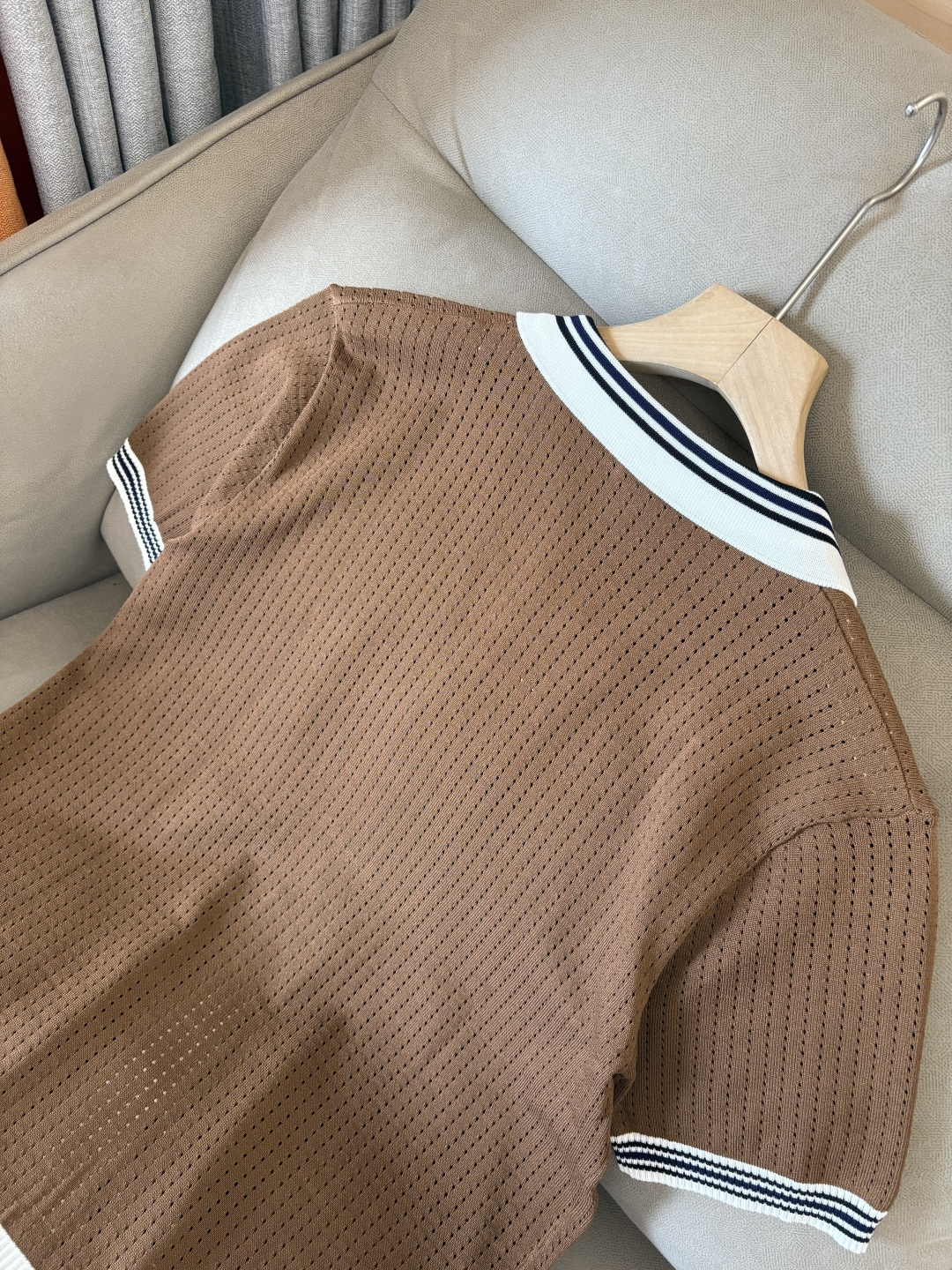 耗时王”菱形提花设计甄选超细优质纱线翻领短袖男士典藏款「耗时王」圆领奢雅工艺，触肤即高阶。• 匠心底蕴：