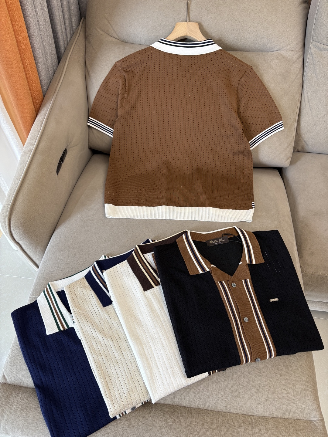 耗时王”菱形提花设计甄选超细优质纱线翻领短袖男士典藏款「耗时王」圆领奢雅工艺，触肤即高阶。• 匠心底蕴：