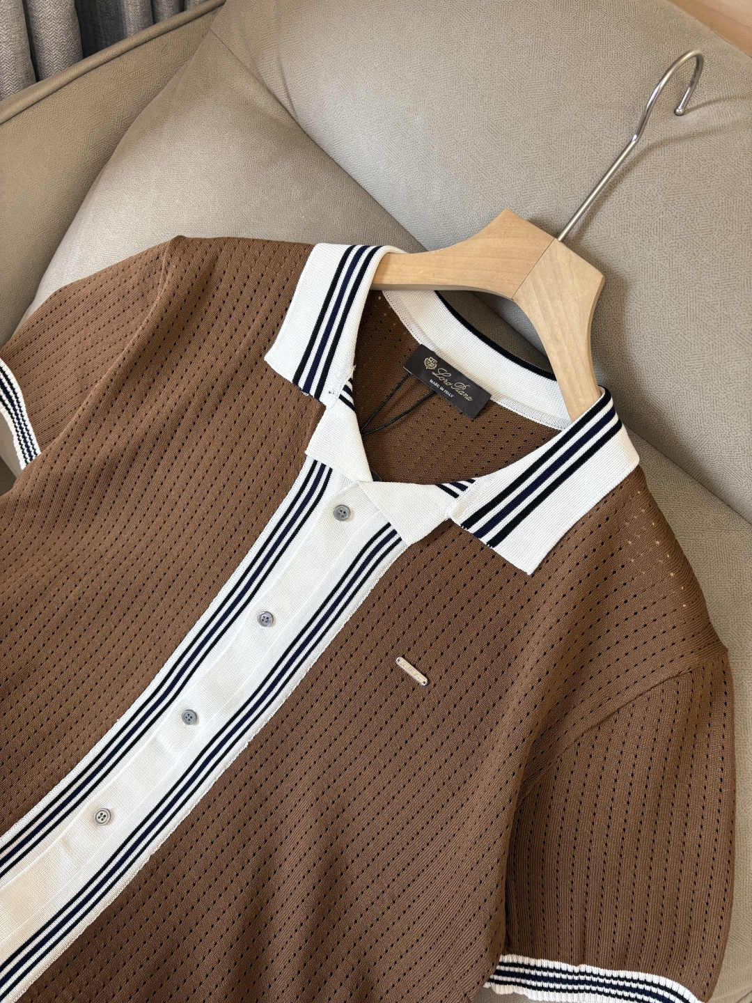 耗时王”菱形提花设计甄选超细优质纱线翻领短袖男士典藏款「耗时王」圆领奢雅工艺，触肤即高阶。• 匠心底蕴：