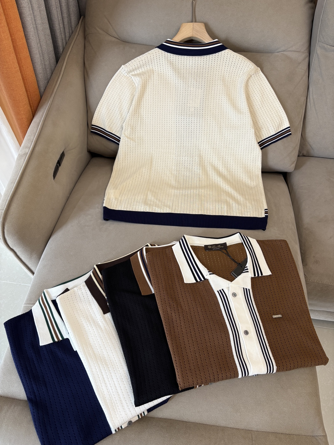 耗时王”菱形提花设计甄选超细优质纱线翻领短袖男士典藏款「耗时王」圆领奢雅工艺，触肤即高阶。• 匠心底蕴：