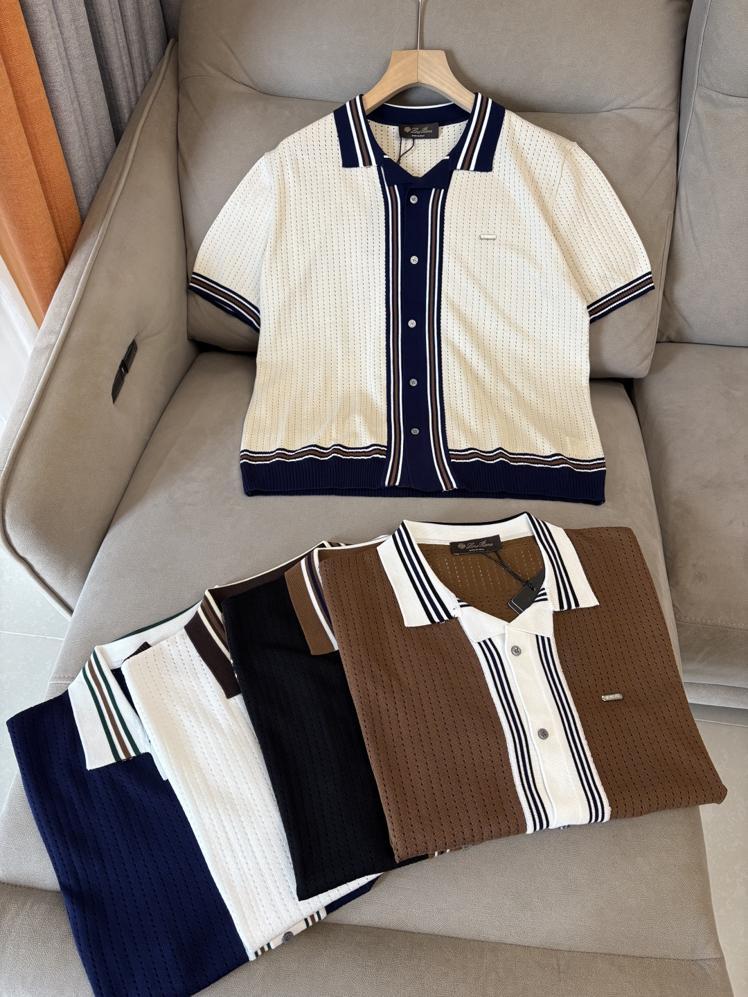 耗时王”菱形提花设计甄选超细优质纱线翻领短袖男士典藏款「耗时王」圆领奢雅工艺，触肤即高阶。• 匠心底蕴：