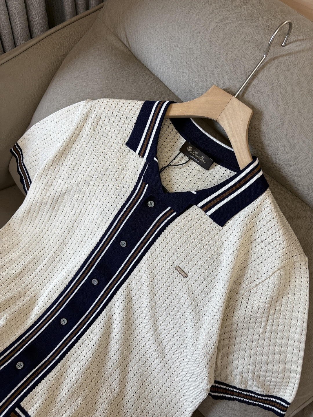 耗时王”菱形提花设计甄选超细优质纱线翻领短袖男士典藏款「耗时王」圆领奢雅工艺，触肤即高阶。• 匠心底蕴：