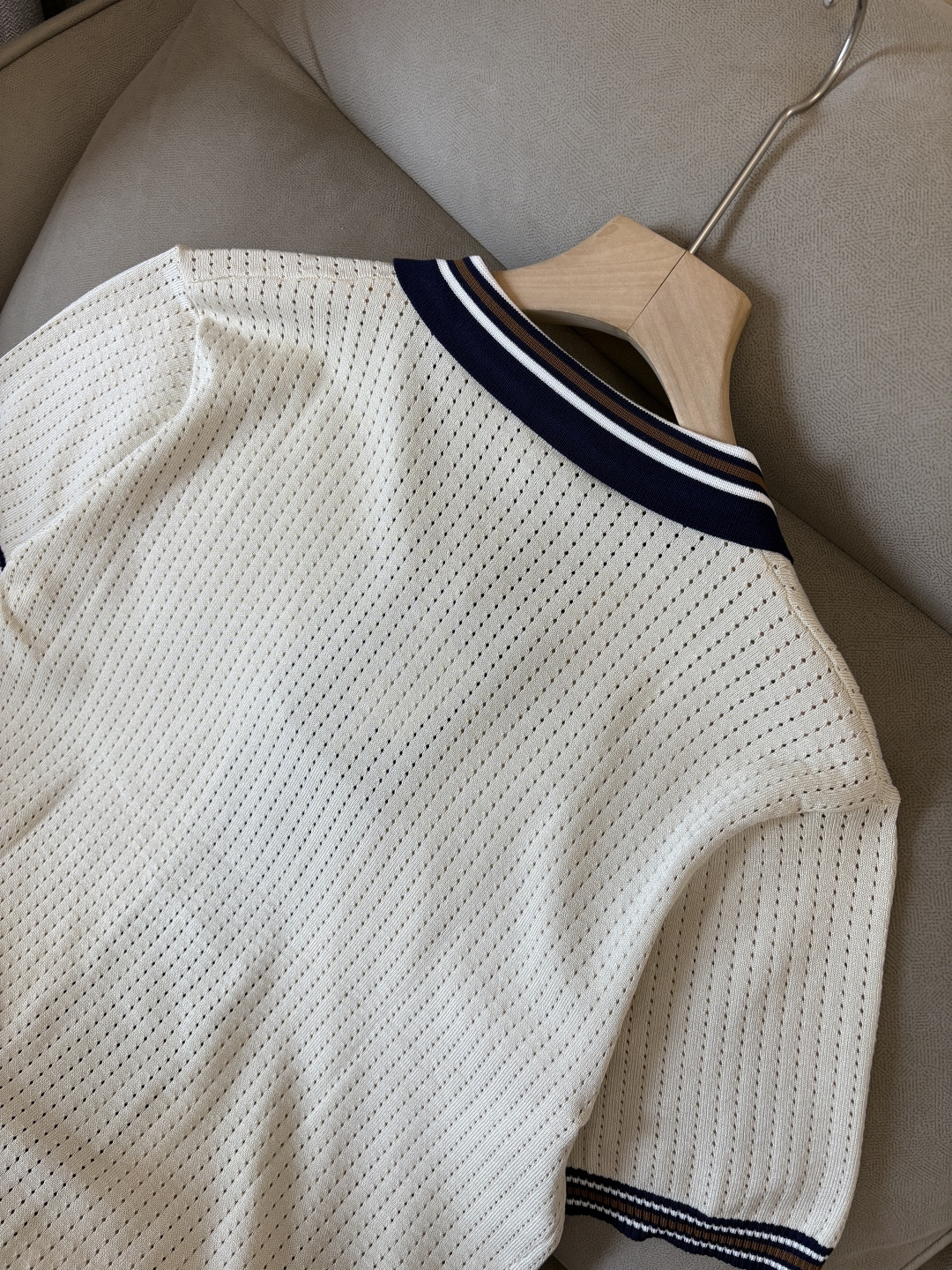 耗时王”菱形提花设计甄选超细优质纱线翻领短袖男士典藏款「耗时王」圆领奢雅工艺，触肤即高阶。• 匠心底蕴：