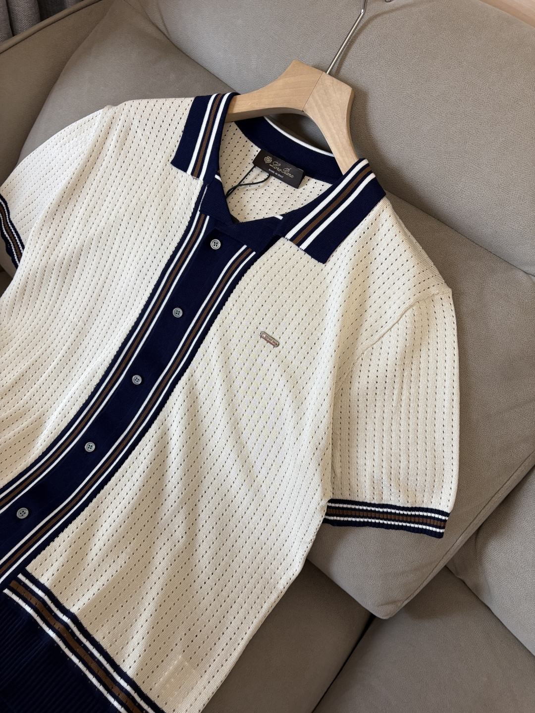 耗时王”菱形提花设计甄选超细优质纱线翻领短袖男士典藏款「耗时王」圆领奢雅工艺，触肤即高阶。• 匠心底蕴：