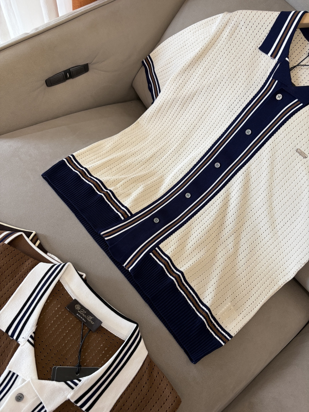 耗时王”菱形提花设计甄选超细优质纱线翻领短袖男士典藏款「耗时王」圆领奢雅工艺，触肤即高阶。• 匠心底蕴：