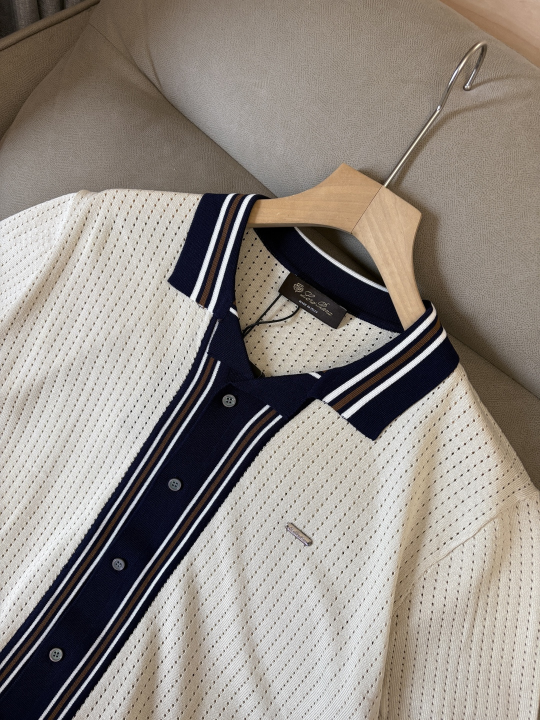 耗时王”菱形提花设计甄选超细优质纱线翻领短袖男士典藏款「耗时王」圆领奢雅工艺，触肤即高阶。• 匠心底蕴：