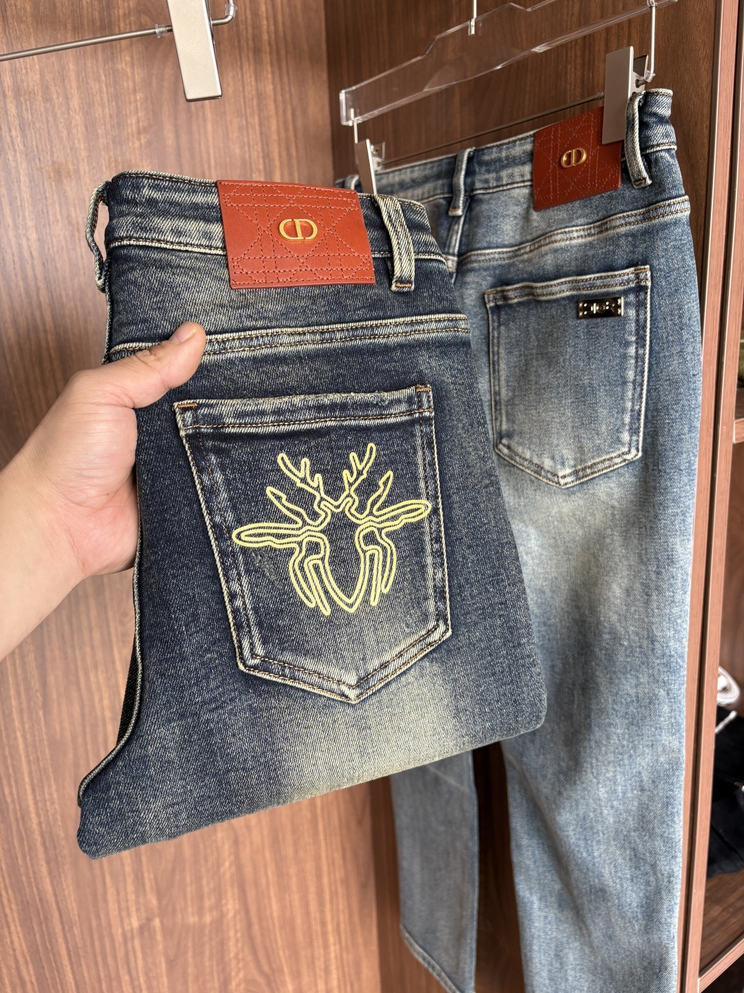 NO:628964,2025 Autumn and Winter Design Recommendations at the Counter Best Selling Jeans with Soft Skin Friendly Fabric Luxurious First Layer Cowhide Waist Tag Classic Blue Wash Limited Edition at the Counter Luxurious Customized Fabrics Craftsmanship + Washing Foreign Trade Quality and Detailed Processing Fully Perfect This Color is Absolutely Loved at the Counter Autumn and Winter Hot Selling Pre-sale Sold Out Popular Single Color Versatile Flavor Stretch Slim Small Straight Pants Type Size.29-38 No 35; 37 Size  FFF001,,jeans,cowhide,alexander wang19860909专柜2025秋冬设计推荐 热卖牛仔裤柔软亲肤面料 奢华头层牛皮腰牌 经典蓝洗水 专柜限量款 奢华感订制面料 工艺+洗水外贸品质感细节处理满满到位 这颜色绝对爱了爱了专柜秋冬热卖预售即售完款爆单款色系百搭大牛味 弹力修身小直筒裤型 尺码.29-38 无35；37码 FFF001,,jeans,cowhide,alexander wang,Men's clothing