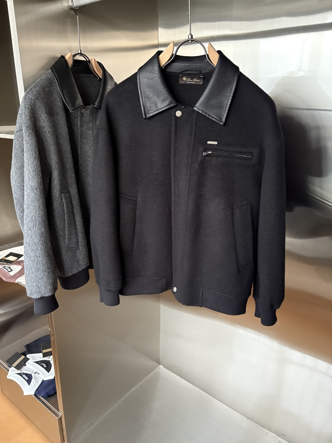 NO:628988,L wool coat interprets the elegance and warmth of winter] The winter wind brings biting and chill, but it also brings fashion opportunities. When the classic herringbone pattern meets the blended fabric of wool and cashmere, a unique coat emerges, adding an irresistible charm to your winter outfit.  With the herringbone texture as the design highlight, the unique pattern seems to tell the story of the years, adding a retro and literary atmosphere to the overall look. Its style is simple yet grand, and the smooth lines outline an elegant outline. Whether it is worn open to show casualness, or buttoned up to create a neat look, it can easily control various styles.  What’s even more surprising is that this coat can be worn with a stand-up collar. The stand-up collar design can not only provide warm protection for your neck in the cold wind, but also instantly enhance your aura and make you stand out from the crowd. When the cold wind blows, stand the collar high, as if you are building a warm barrier for yourself, while still maintaining a sense of fashion.  The choice of fabric is the essence of this coat. The blend of wool and cashmere combines the stiffness of wool with the softness of cashmere. Wool gives the coat good support and warmth, making it able to withstand the severe cold of winter; while the addition of cashmere makes the coat more delicate and skin-friendly to the touch, as if it is wrapped in a layer of soft clouds. This blended fabric is not only comfortable to wear, but also has a high-quality texture, showing a high-quality style.  In terms of color, we have carefully blended two classic tones, dark gray and light coffee. Dark gray is calm and restrained, suitable for you who pursue low-key luxury; light coffee is warm and soft, adding a warm color to winter. No matter what style lover you are, you can find your favorite choice in these two colors. Size M-3XLFFF001 FFF001,, alexander wang19860909L羊毛大衣演绎冬日的优雅与温暖】冬日的风,带着凛冽与寒意,却也吹来了时尚的契机.当经典的人字纹邂逅羊毛与山羊绒的混纺面料,一件别具一格的大衣应运而生,为你的冬日穿搭增添一抹难以抗拒的魅力. 以人字纹理为设计亮点,独特的纹路仿佛在诉说着岁月的故事,为整体造型增添了复古与文艺的气息.它的款式外形简约而不失大气,流畅的线条勾勒出优雅的轮廓,无论是敞开穿展现随性,还是系上扣子塑造利落感,都能轻松驾驭各种风格. 更令人惊喜的是,这款大衣可以实现立领的穿搭方式.立领的设计不仅能在寒风中为你的脖颈提供温暖的守护,还能瞬间提升气场,让你在人群中脱颖而出.当寒风乍起,将领子高高立起,仿佛为自己筑起一道温暖的屏障,同时又不失时尚感. 而面料的选择,更是这款大衣的精髓所在.羊毛与山羊绒的混纺,兼具了羊毛的挺括与山羊绒的柔软.羊毛赋予了大衣良好的支撑性和保暖性,使其能够抵御冬日的严寒；而山羊绒的加入,则让大衣在触感上更加细腻亲肤,仿佛被一层轻柔的云朵包裹.这种混纺面料不仅穿着舒适,而且质感上乘,彰显出高品质的格调. 在色彩上,我们精心调配了深灰与浅咖两种经典色调.深灰,沉稳内敛,适合追求低调奢华的你；浅咖,温暖柔和,为冬日增添一抹温馨的色彩.无论你是哪种风格爱好者,都能在这两款颜色中找到属于自己的心仪之选. 码数M-3XLFFF001 FFF001,,alexander wang,Men's clothing