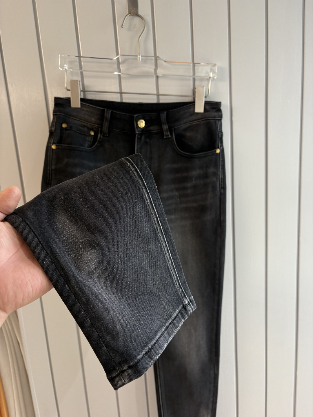 专柜🆕2025秋冬设计推荐 热卖牛仔裤🆕柔软亲肤面料 奢华头层牛皮腰牌 经典蓝洗水 专柜限量款 奢华感订