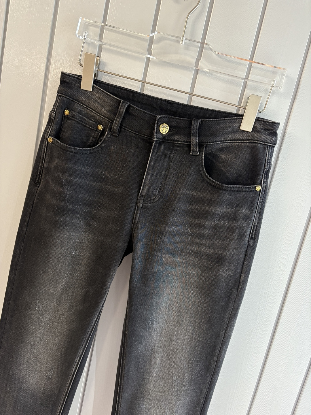 专柜🆕2025秋冬设计推荐 热卖牛仔裤🆕柔软亲肤面料 奢华头层牛皮腰牌 经典蓝洗水 专柜限量款 奢华感订