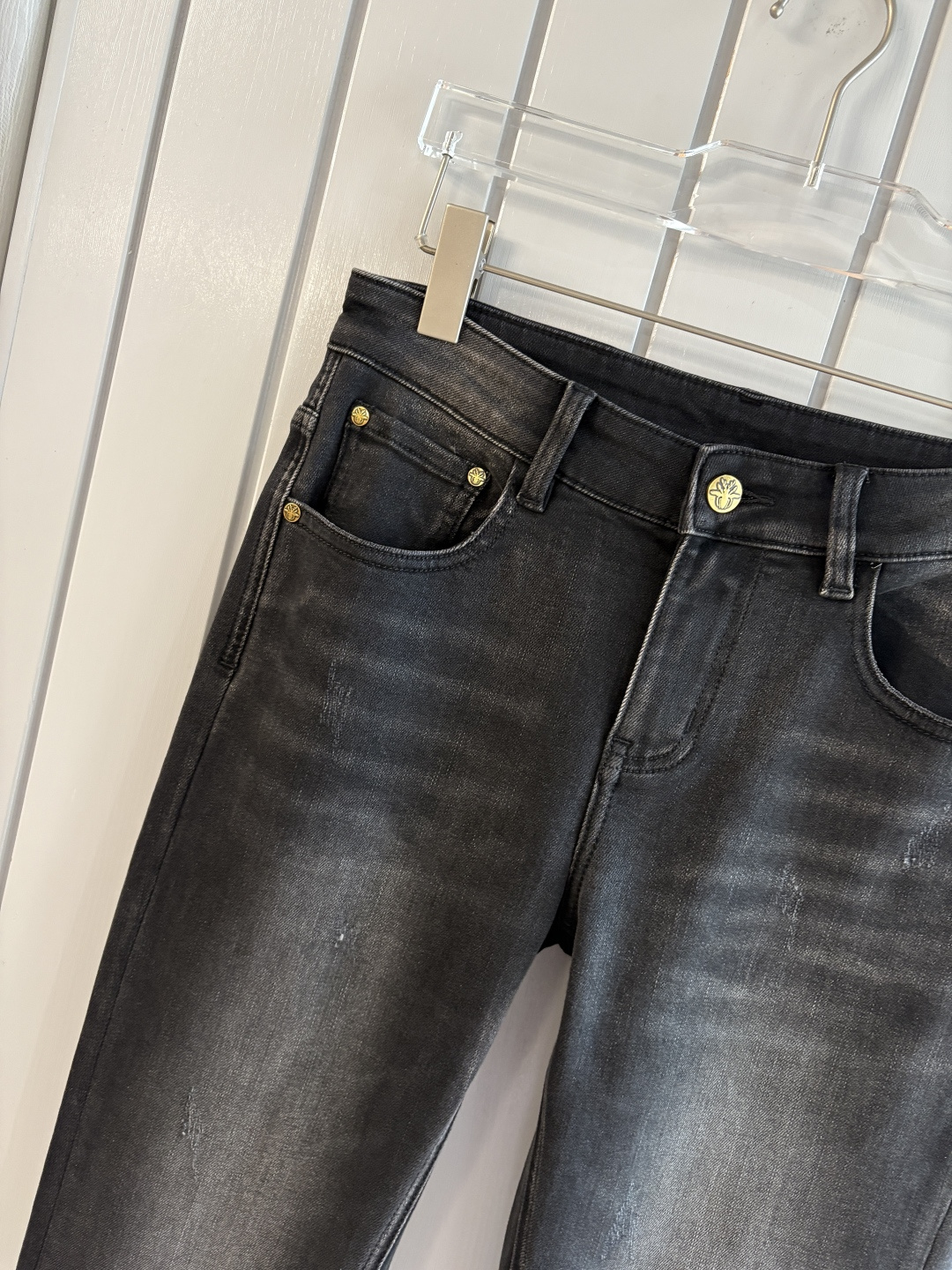 专柜🆕2025秋冬设计推荐 热卖牛仔裤🆕柔软亲肤面料 奢华头层牛皮腰牌 经典蓝洗水 专柜限量款 奢华感订